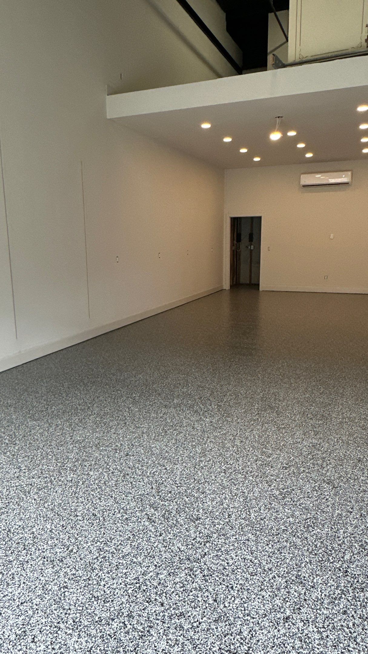 Check out this beautiful Banner flake floor by Banner Garage