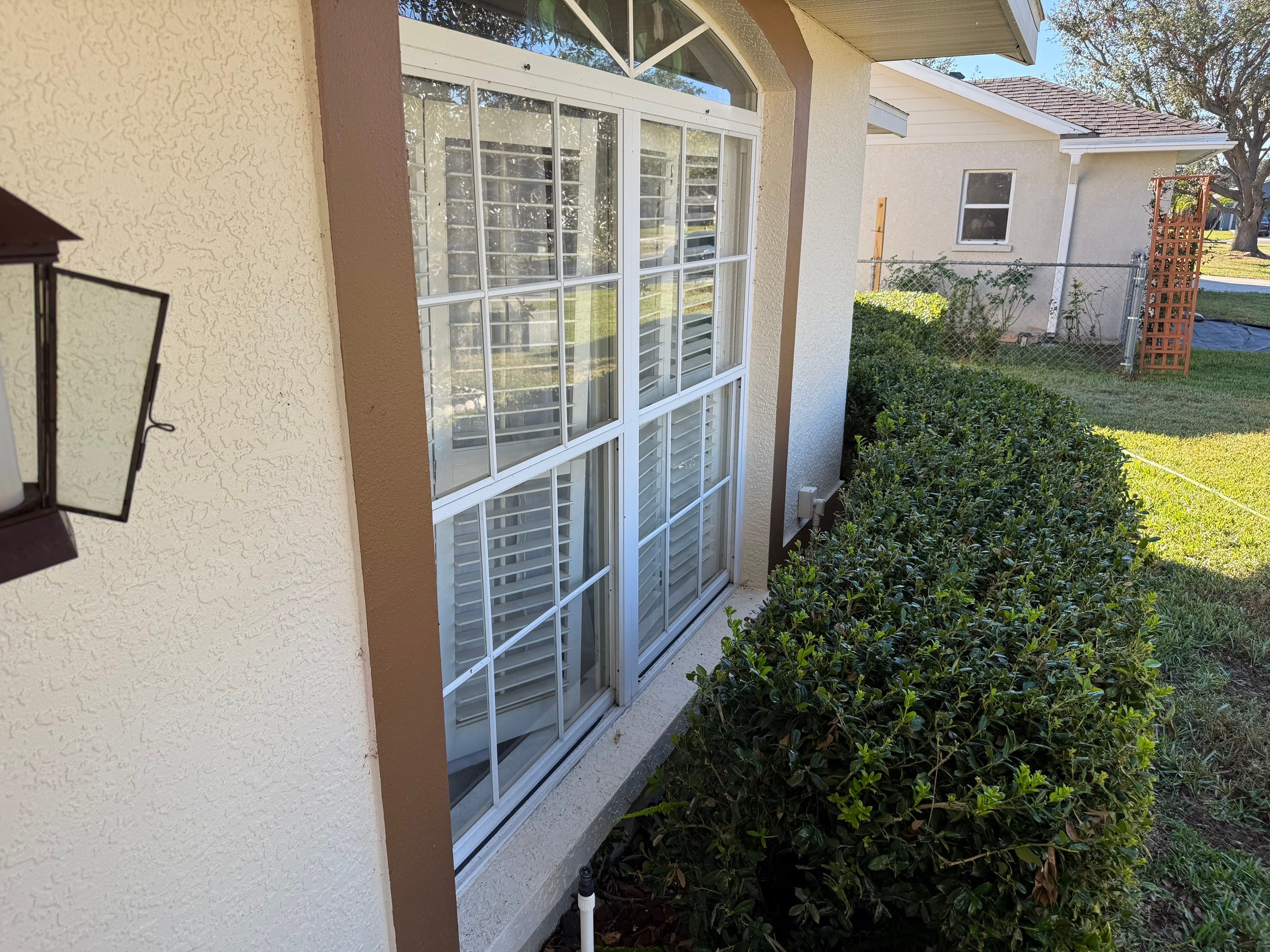 Concrete Driveway, Decorative Flowerbed Curbing & Front House Wash in Heather Glen, Palmetto, FL | Sunshine AquaWash by Sunshine AquaWash