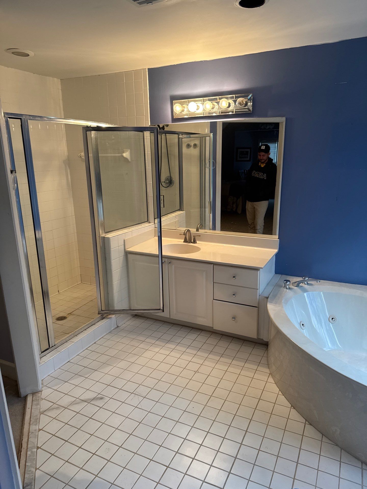 Master bathroom renovation by Prudencio