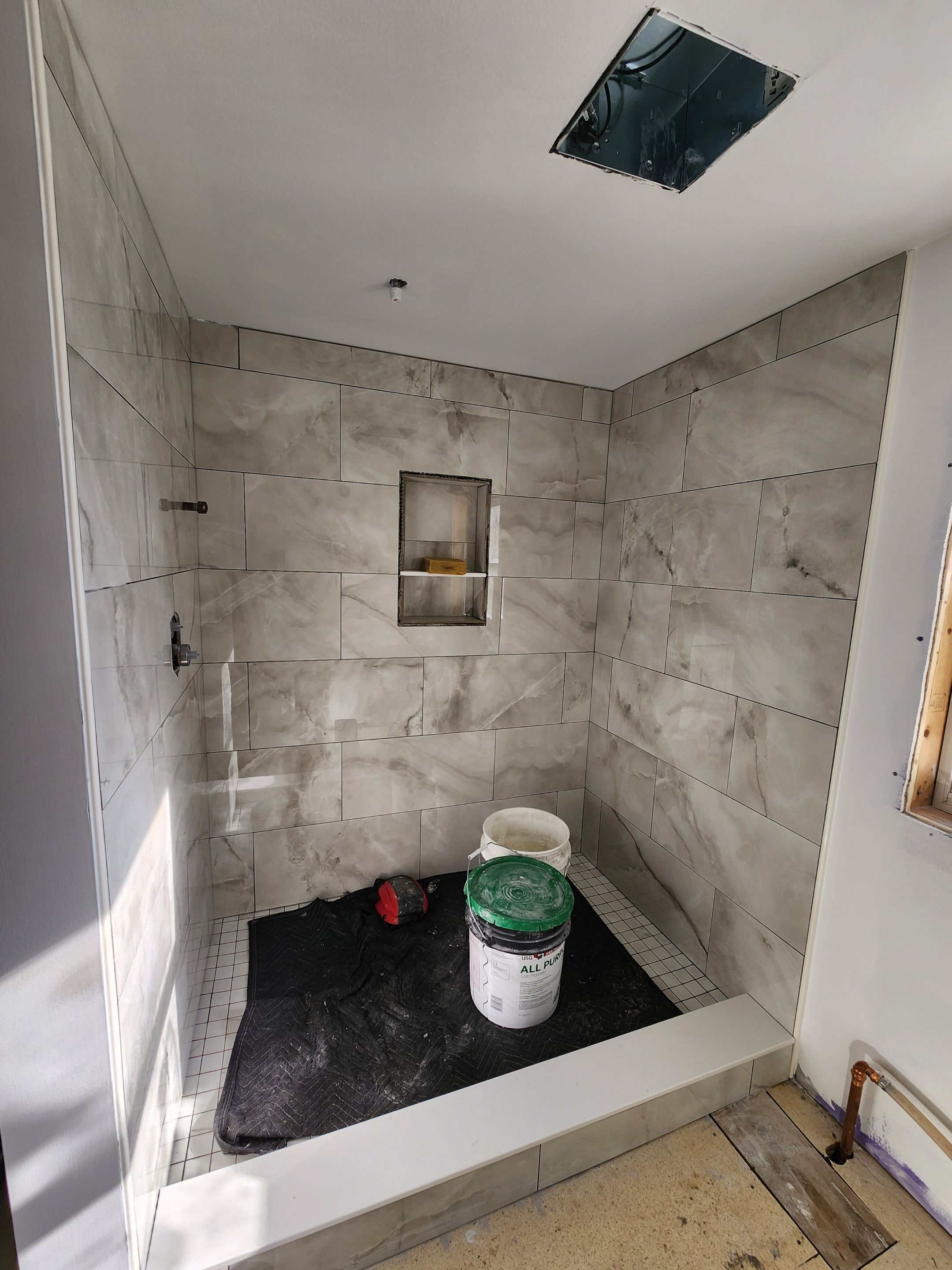 Spray Panel using Tempered Shower Glass by Cheshire Glass Company