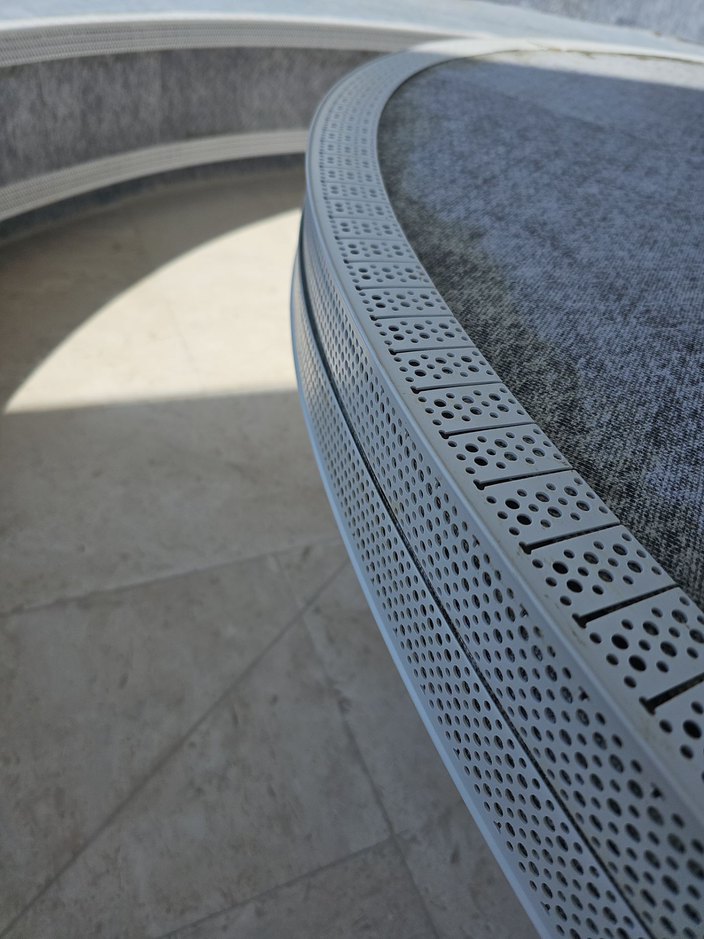 Microtopping over Furniture by Seamless Surfaces