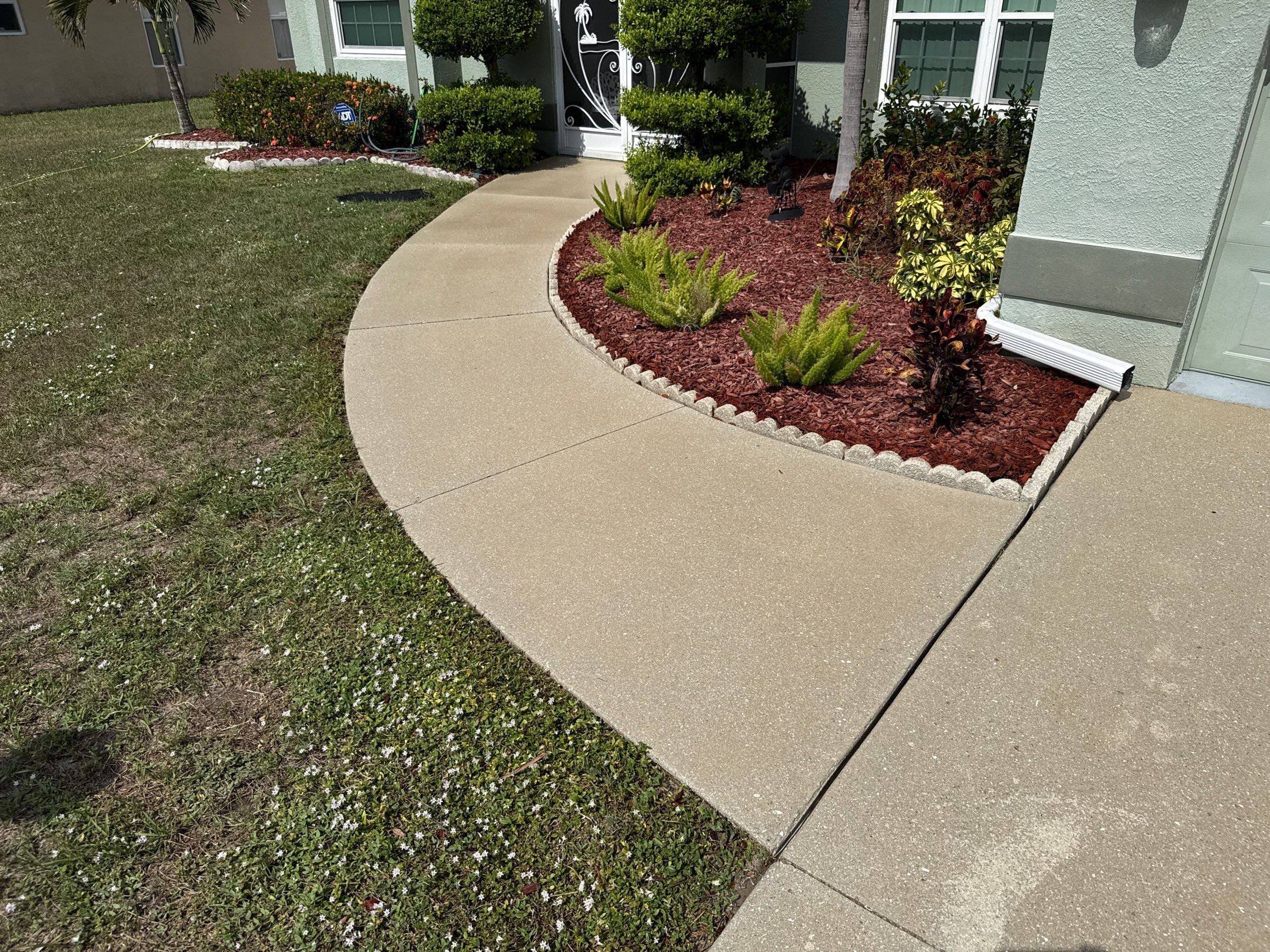 Concrete Driveway Cleaning in Arbor Creek Community – Palmetto, FL by Sunshine AquaWash