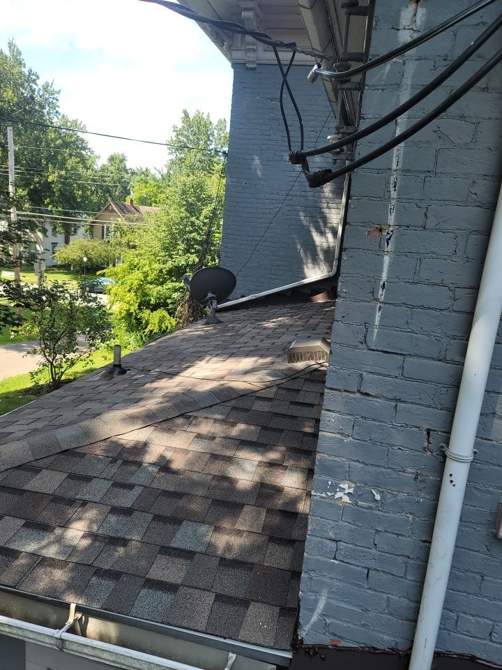 ATLAS PINNACLE COLOR: MAJESTIC SHAKE DRIP EDGE: WHITE by Eagle Eye Roofing