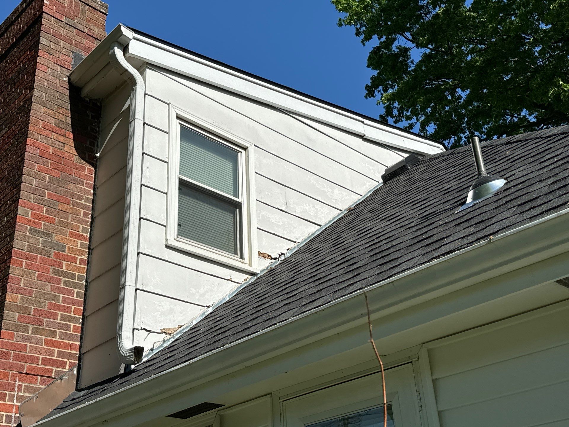 Siding Installation using White Market Square by EEC Windows, Siding & Roofing