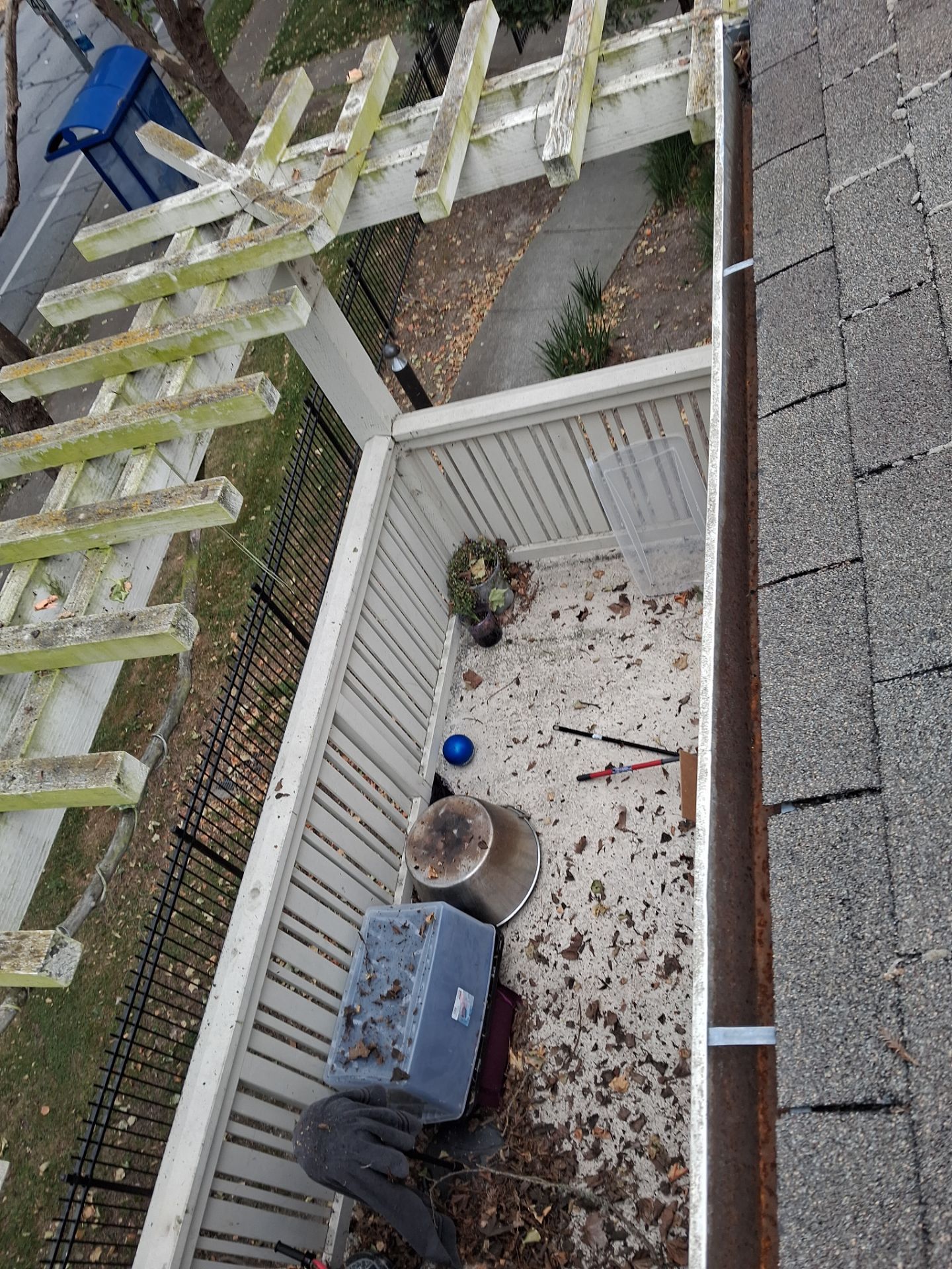 Commercial gutter cleaning Santa Rosa after photo with clean gutters