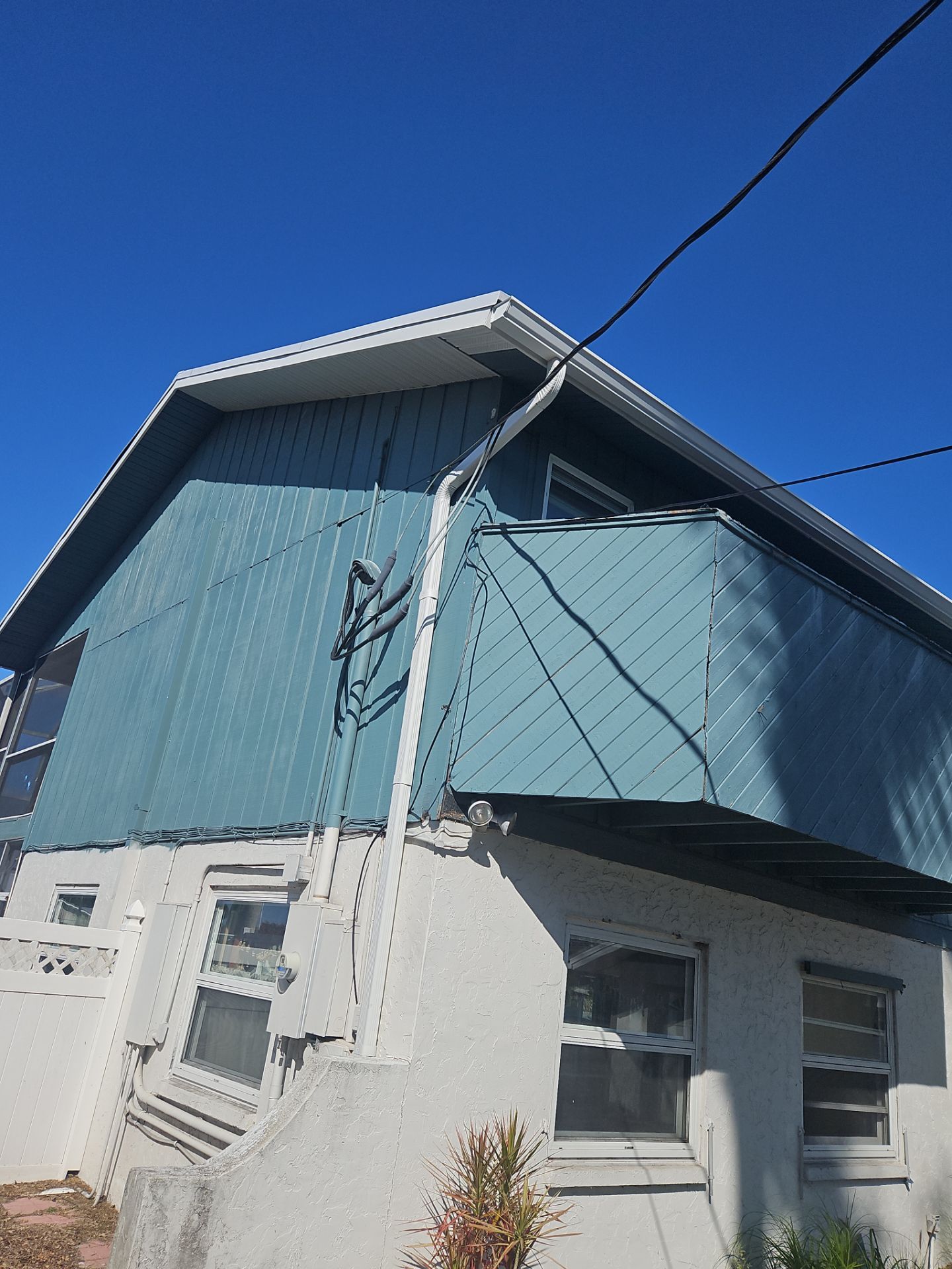 K-Style Seamless Gutter Installation using White Seamless Gutters in Sarasota FL by Gutter Professors