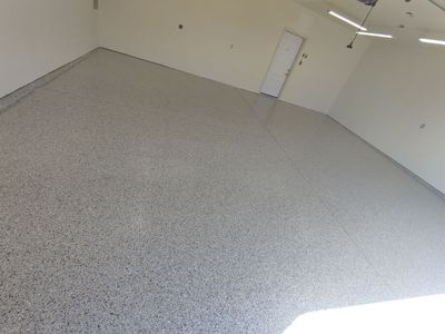 Garage Floor Coating with Coyote Decorative Chip in Tea