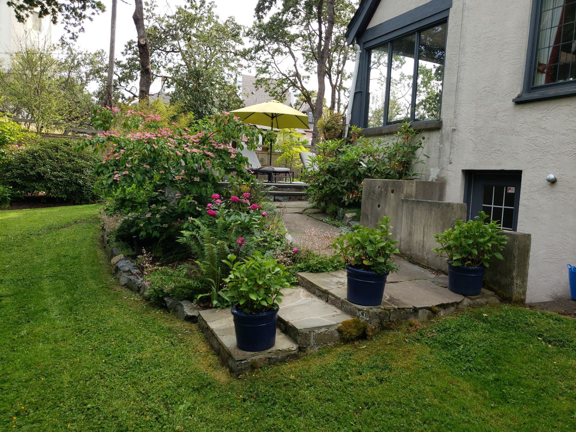 Residence in Rockland by Habanero Garden and Exterior Care