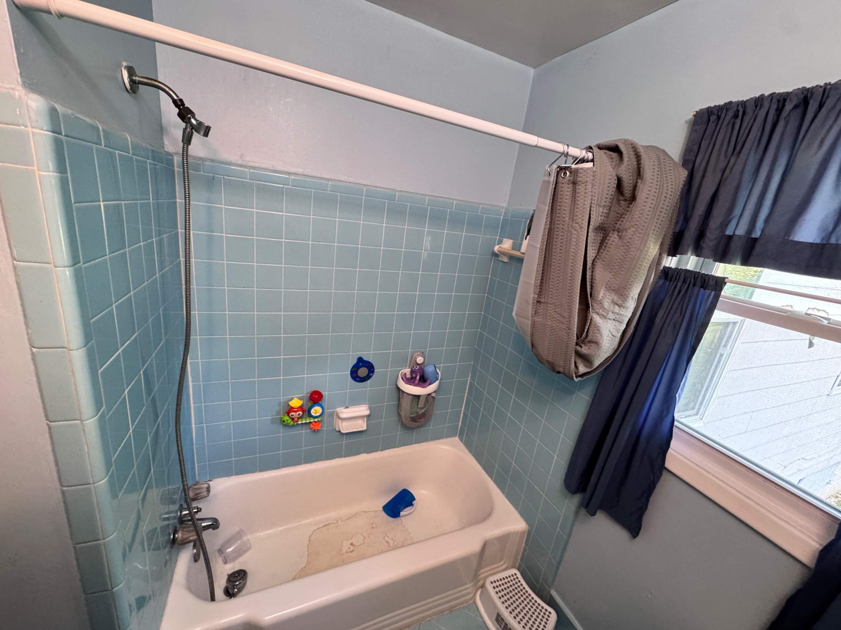 Hall bathroom renovation by Prudencio