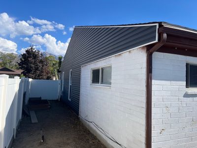 Sandy | Cedar Overlay Vinyl Installation | Nightfall & White