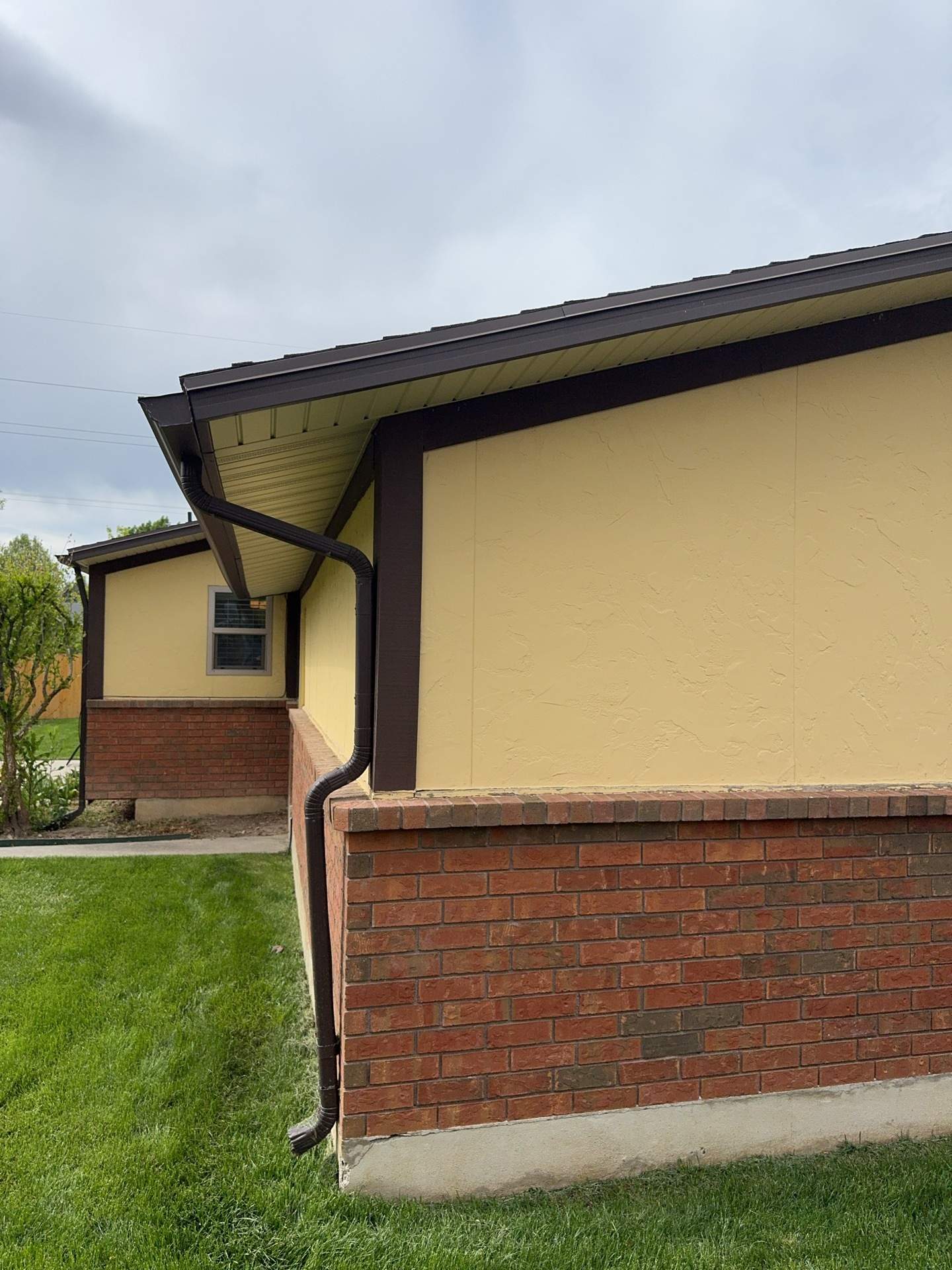 Orem | Hardie B&B and Lap Siding | Cobble Stone & Arctic White by Ideal Siding Utah