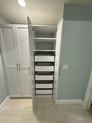 Custom Walk-In & Reach-In Closets
