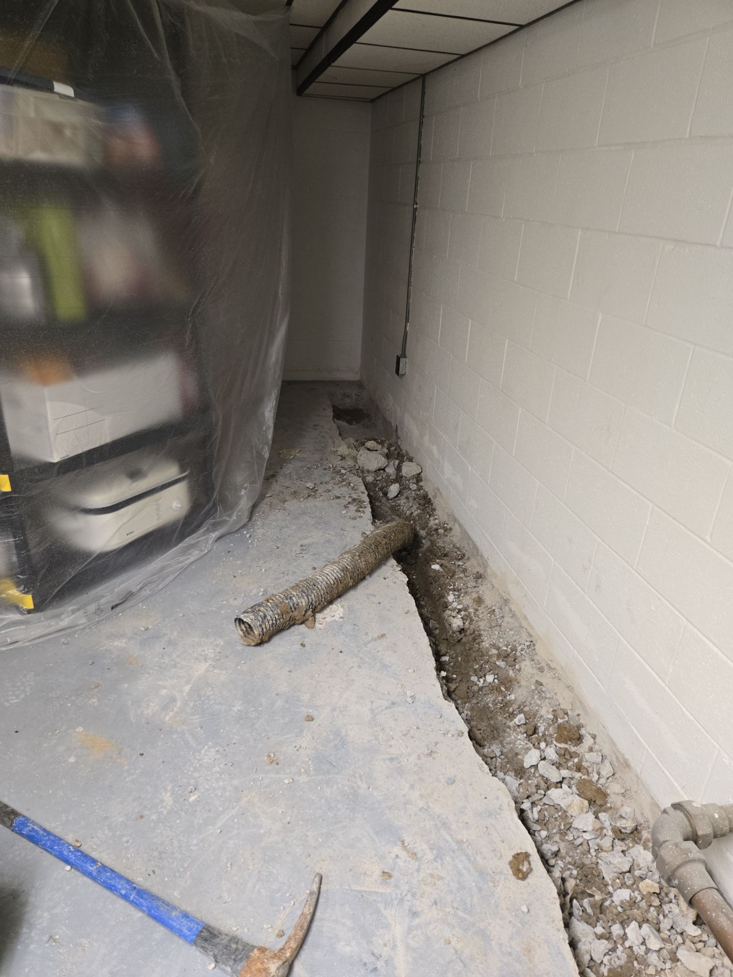 Interior Basement Waterproofing System with Embedded Fiber Reinforcement by Toledo Basement Repair 