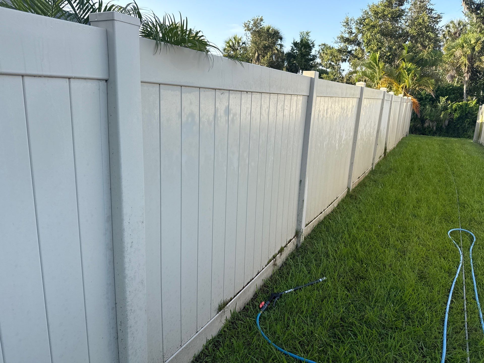 2-Story Stucco House Wash & Tan Vinyl Fence Cleaning | Sheffield Glen Palmetto, FL by Sunshine AquaWash