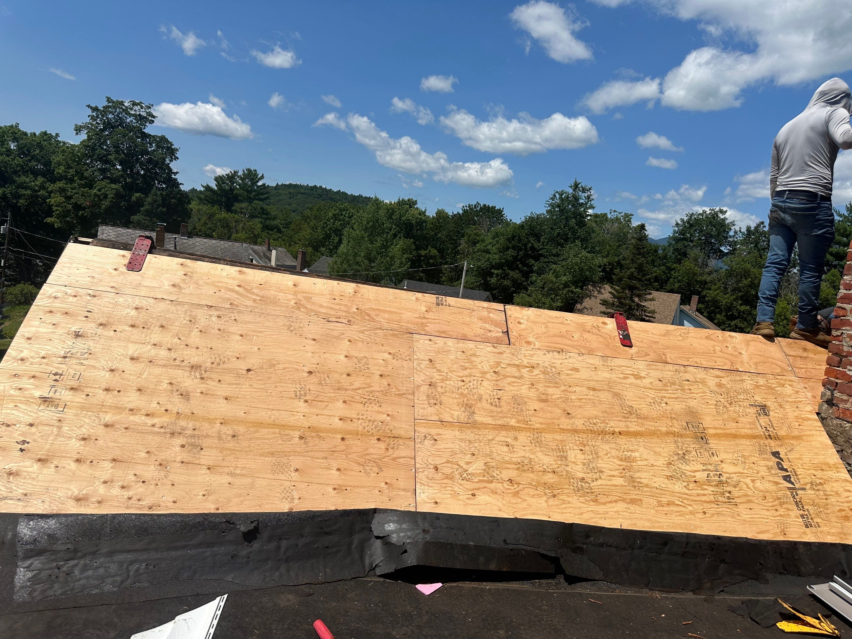 π‘ Another happy homeowner in Claremont, NH! πͺ by Tall pine roofing