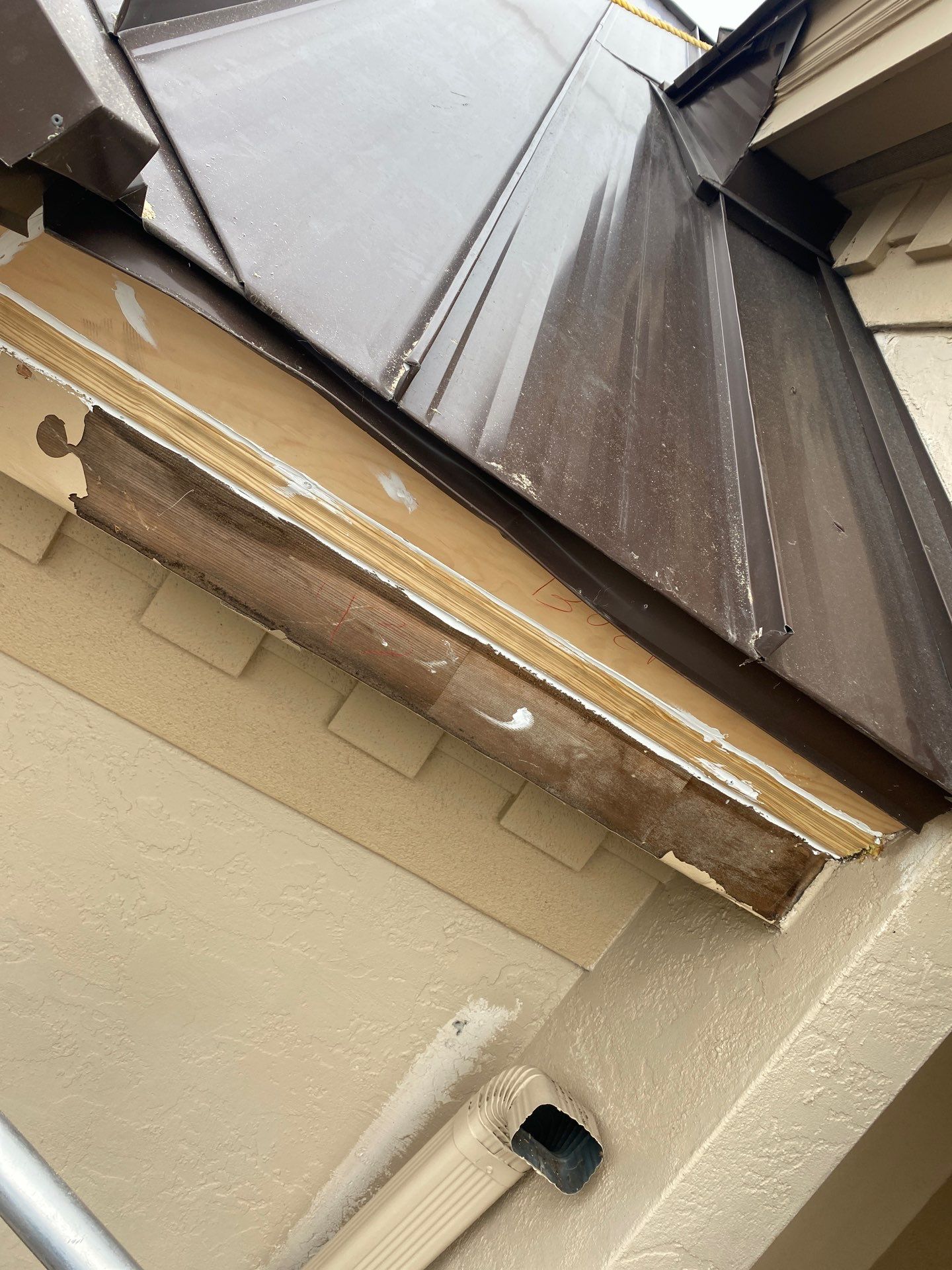 Seamless Gutters in Sarasota FL by Gutter Professors