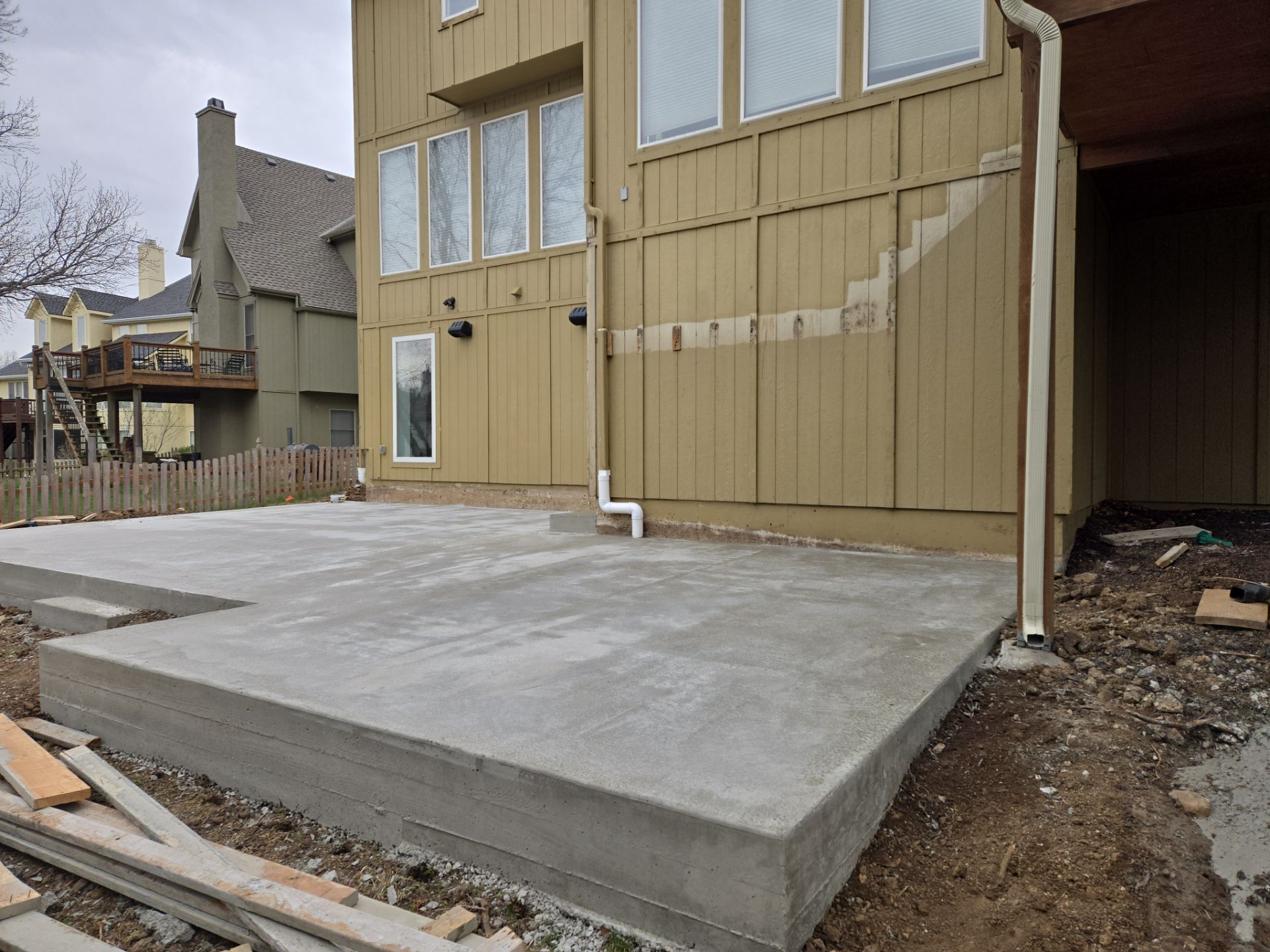 Back Yard Patio, Pergola, and Deck by LAND ESCAPES LLC