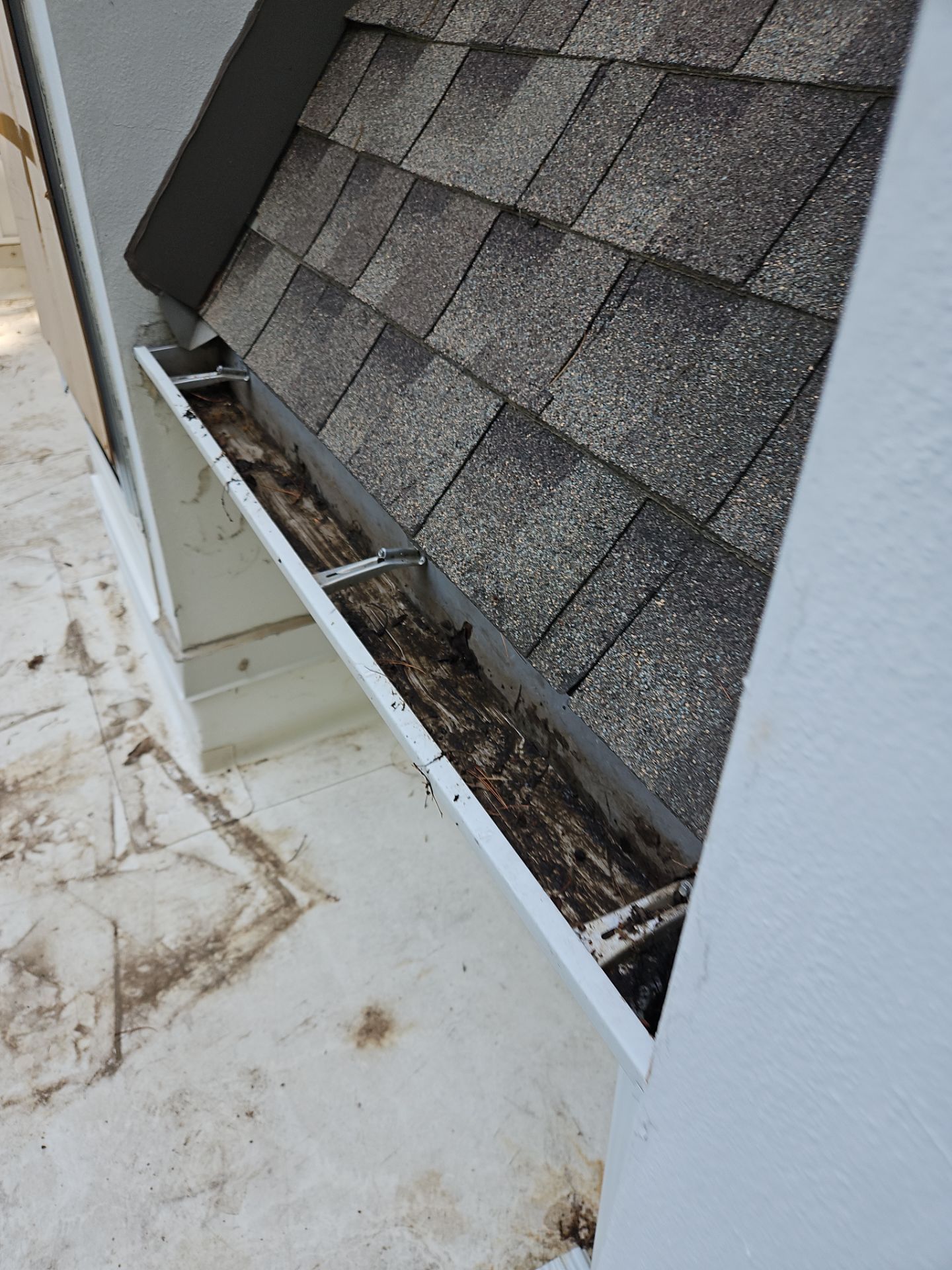 Commercial gutter cleaning Kansas after photo with clean gutters