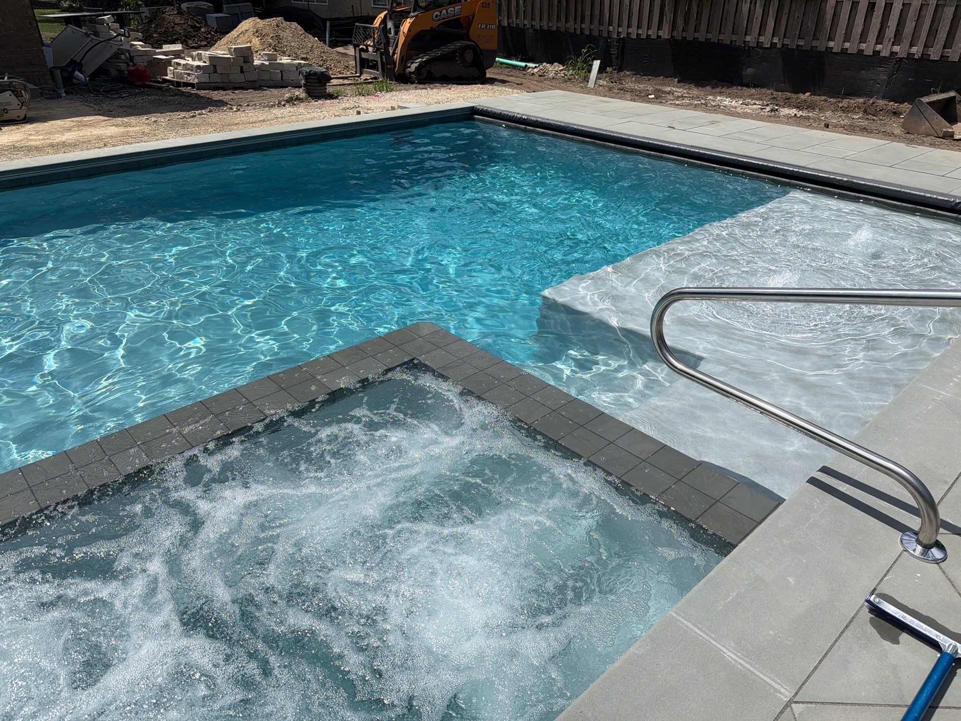 Platino Pool with Center Spa by North Shore Pool & Spa