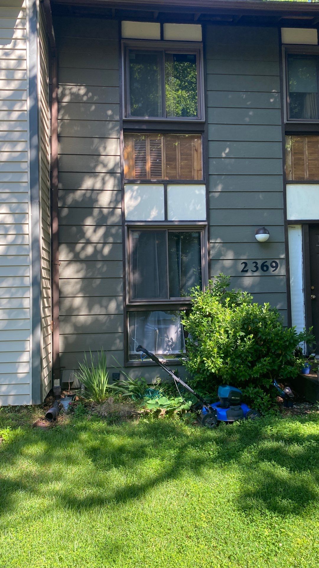 Reston: Residential Siding Replacement with James Hardie Statement Beaded Plank in Cappuccino Muffin by RM Banning, Inc.