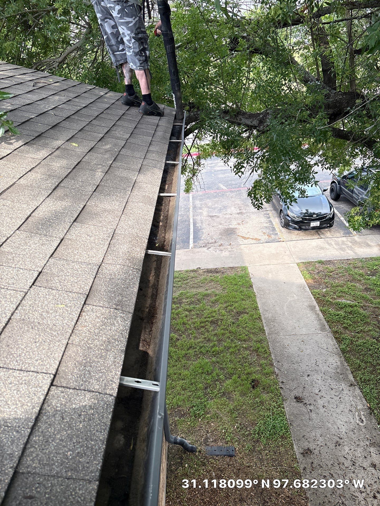 Commercial gutter cleaning Killeen & Temple after photo with clean gutters