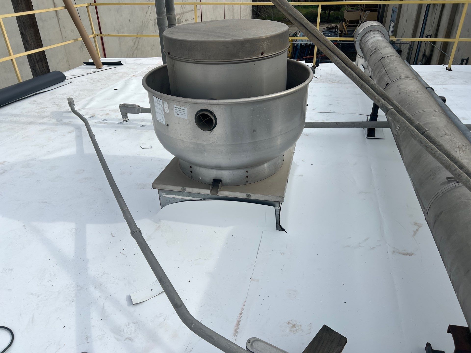 TPO single-ply roofing system using GAF Single-ply TPO 60 mil with 1.5 inch ISO board insulation by Straight Edge Roofing Inc