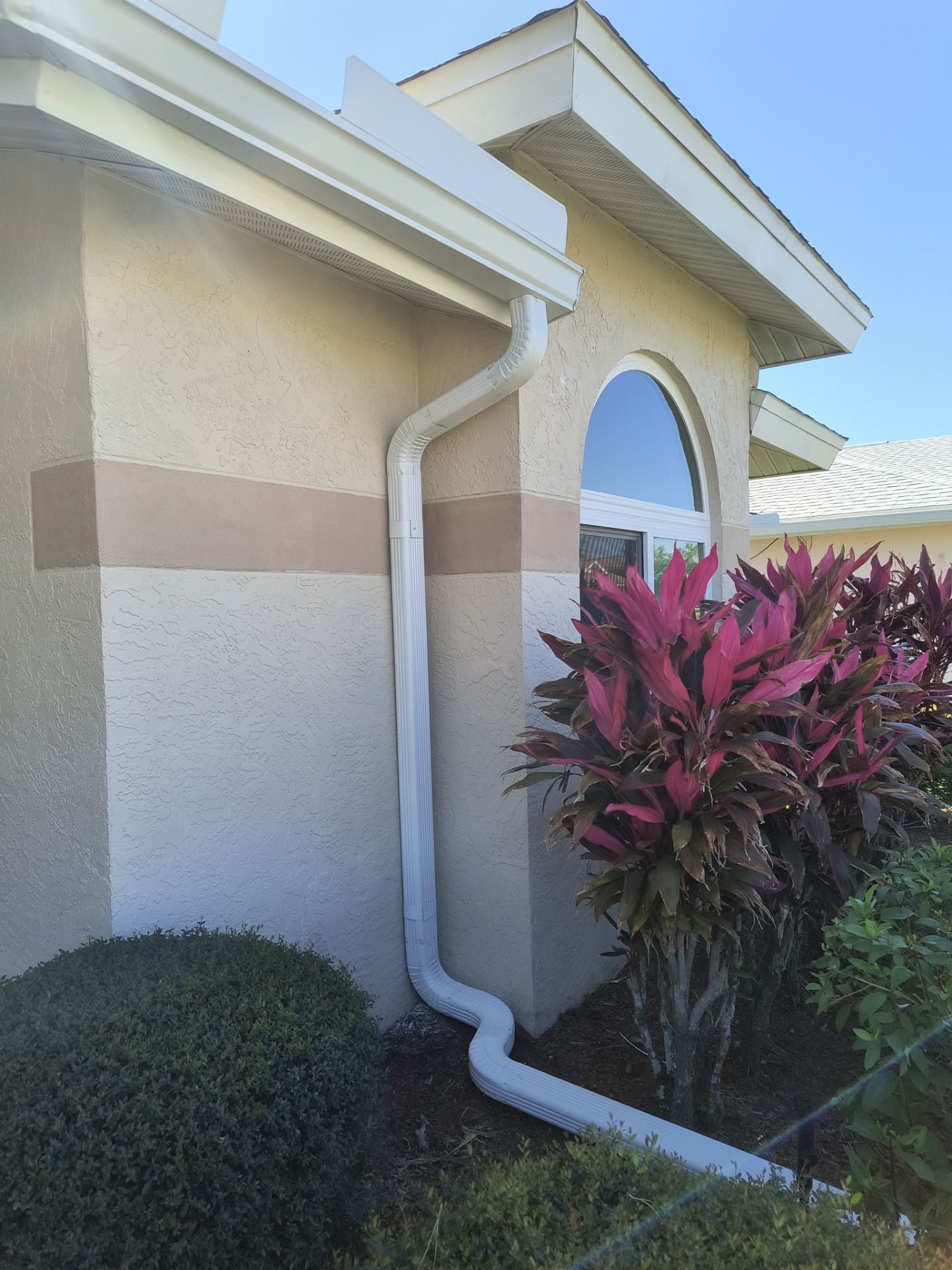 White Seamless Gutters using 6 Inch Seamless Gutters in Sarasota FL by Gutter Professors