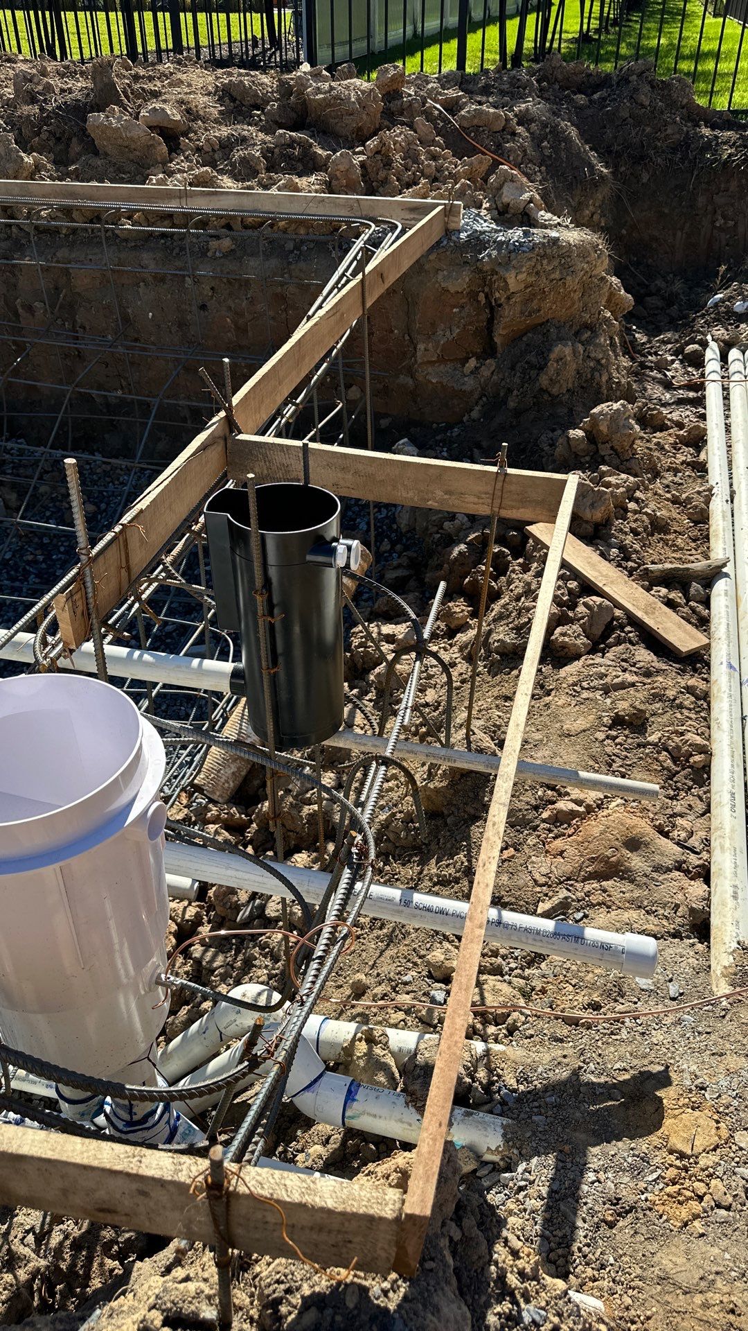 Gunite Pool w/ Spa and Water Features by Elysium Pools