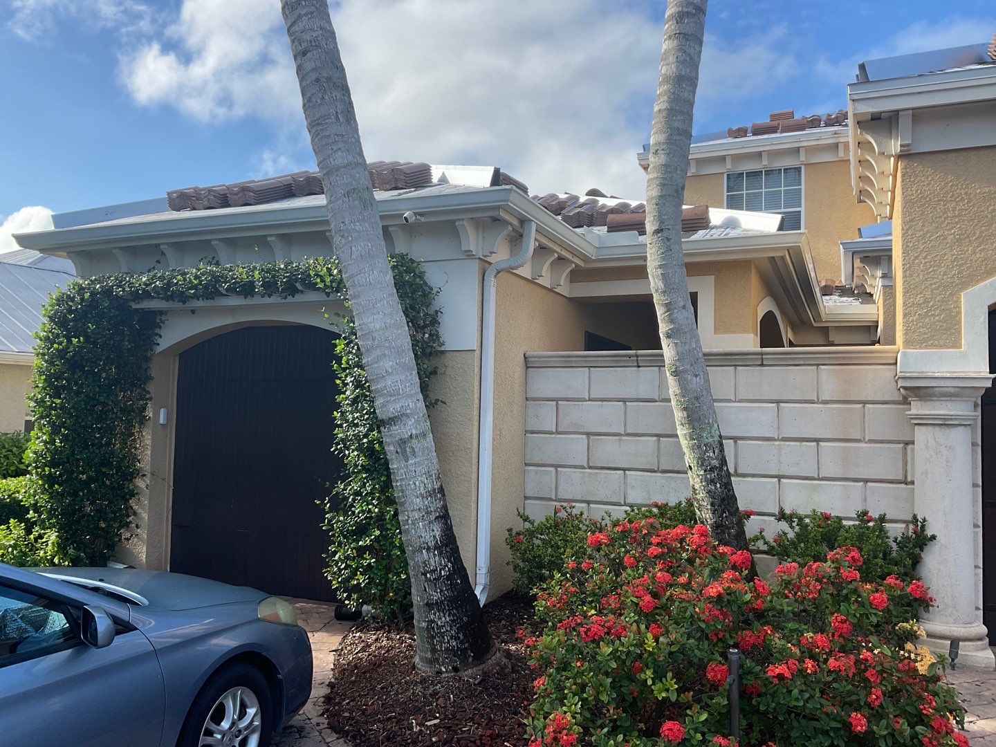 6 Inch Seamless Gutters using White Gutters and Downspouts in Fort Myers FL by Gutter Professors