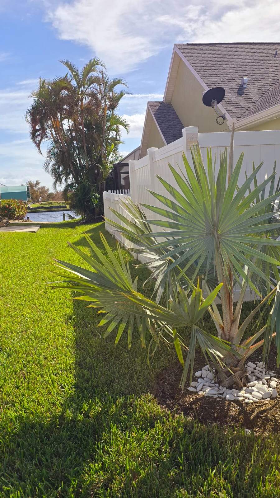 White Vinyl Privacy Fence Installation in Port Charlotte by True Fence LLC