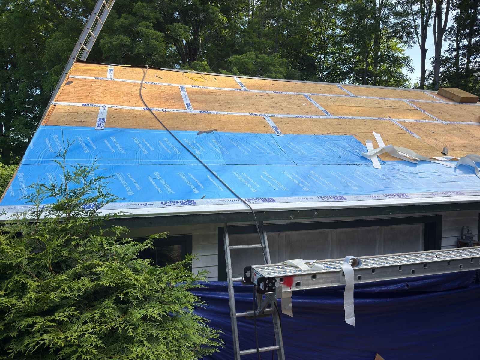 Brand new New Milford, CT roof by DiGiorgi! by DiGiorgi Roofing and Siding Inc