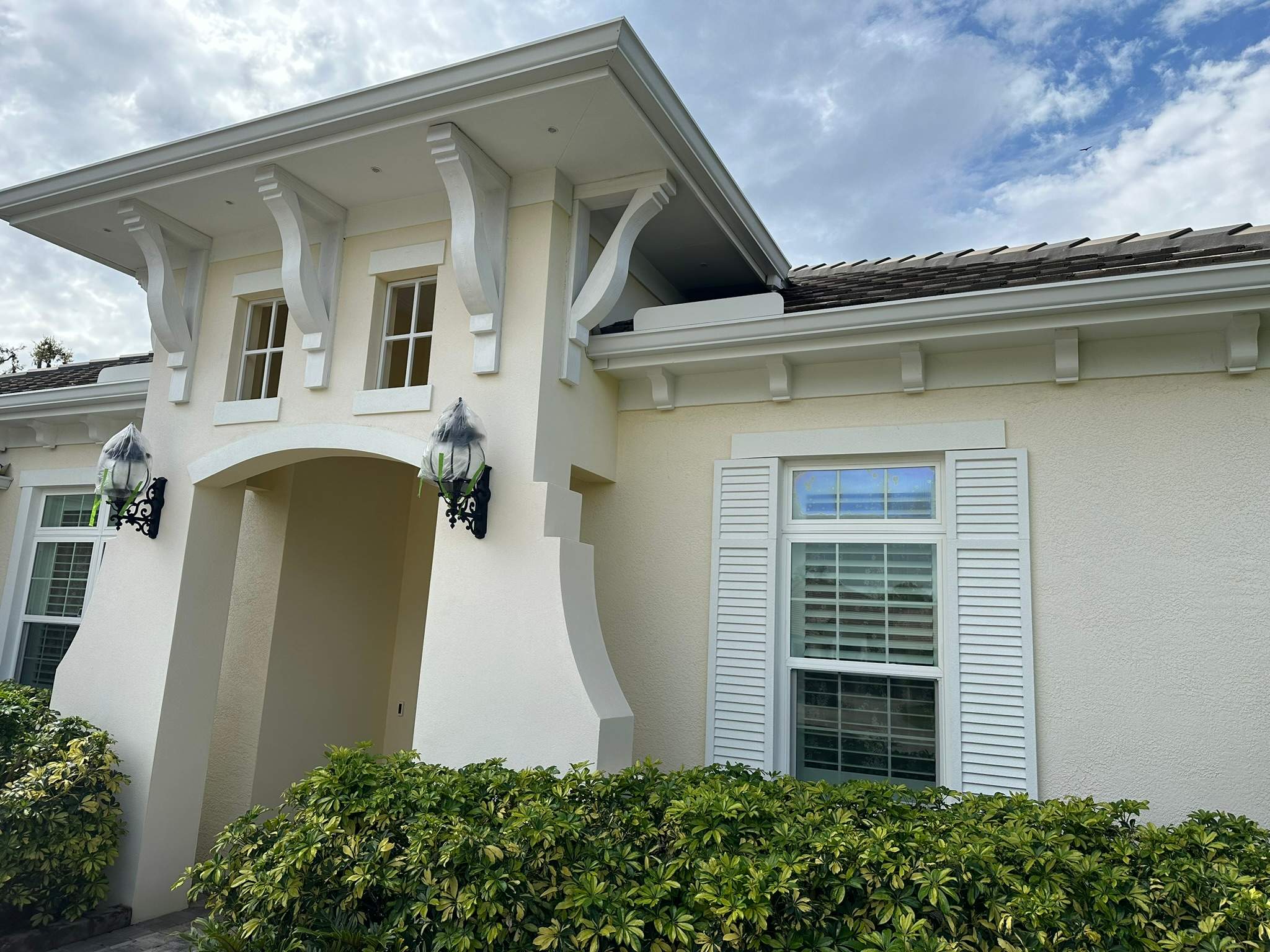 House Wash & Pool Screen Enclosure Cleaning in Winding River Community, Bradenton, FL | Sunshine AquaWash by Sunshine AquaWash