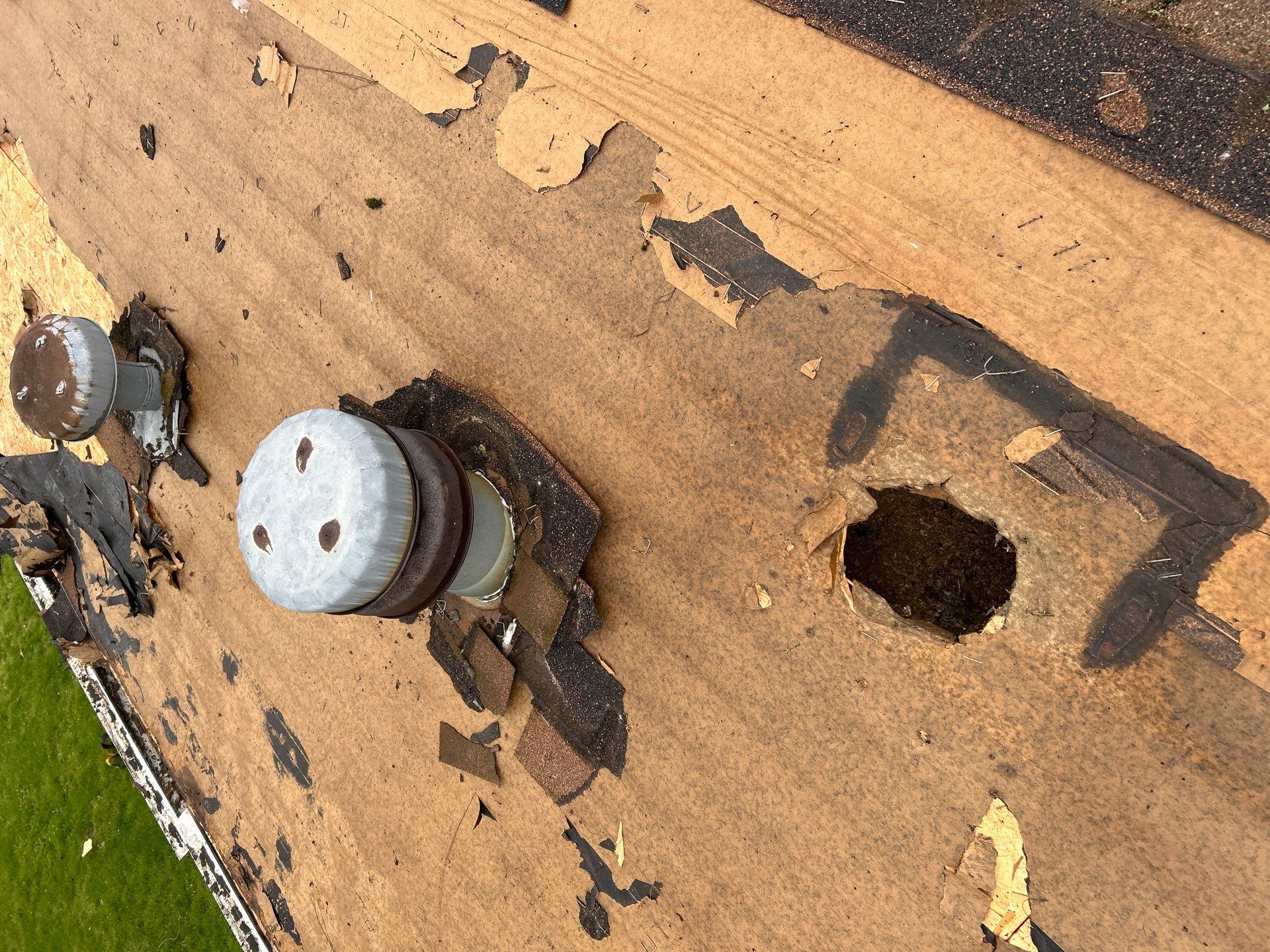 Roof and Siding Replacement using Norandex Cedar Knoll Graphite Siding and Owens Corning Durations in Onyx Black by WIW Enterprises Inc