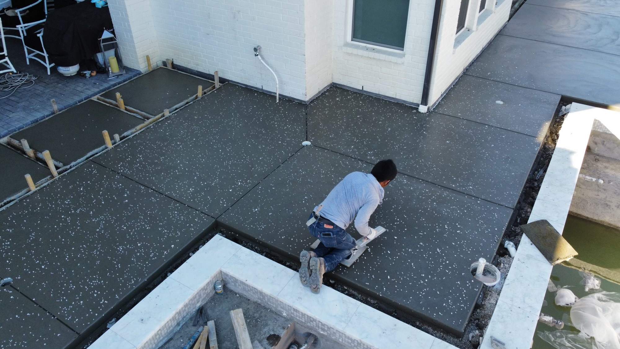 Pool with Large Sun Shelf and Spa by Pinnacle Pools and Spas - DFW