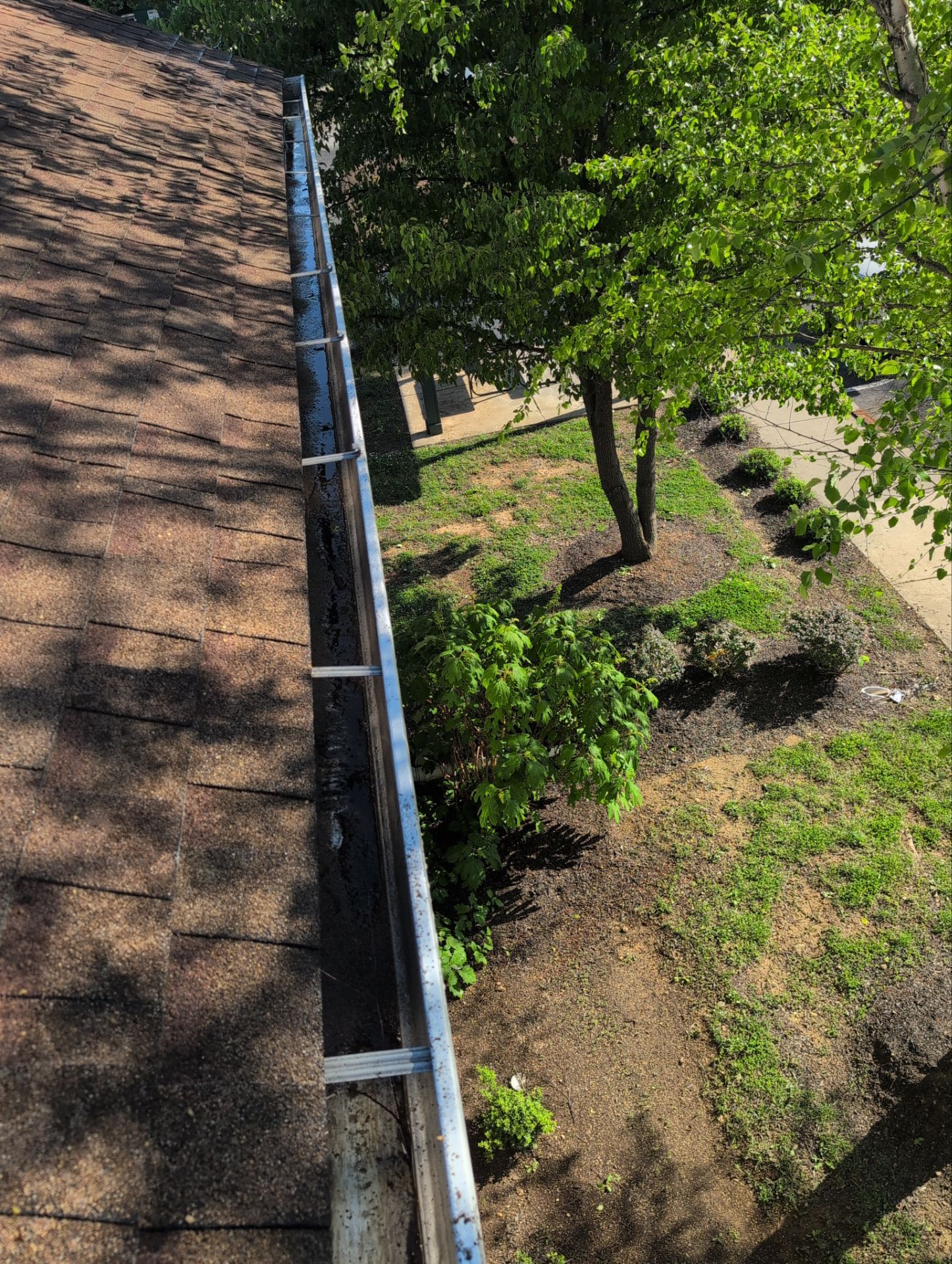 HOA gutter cleaning after photo.
