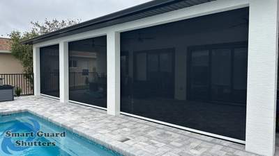 Retractable Screen in White/Black