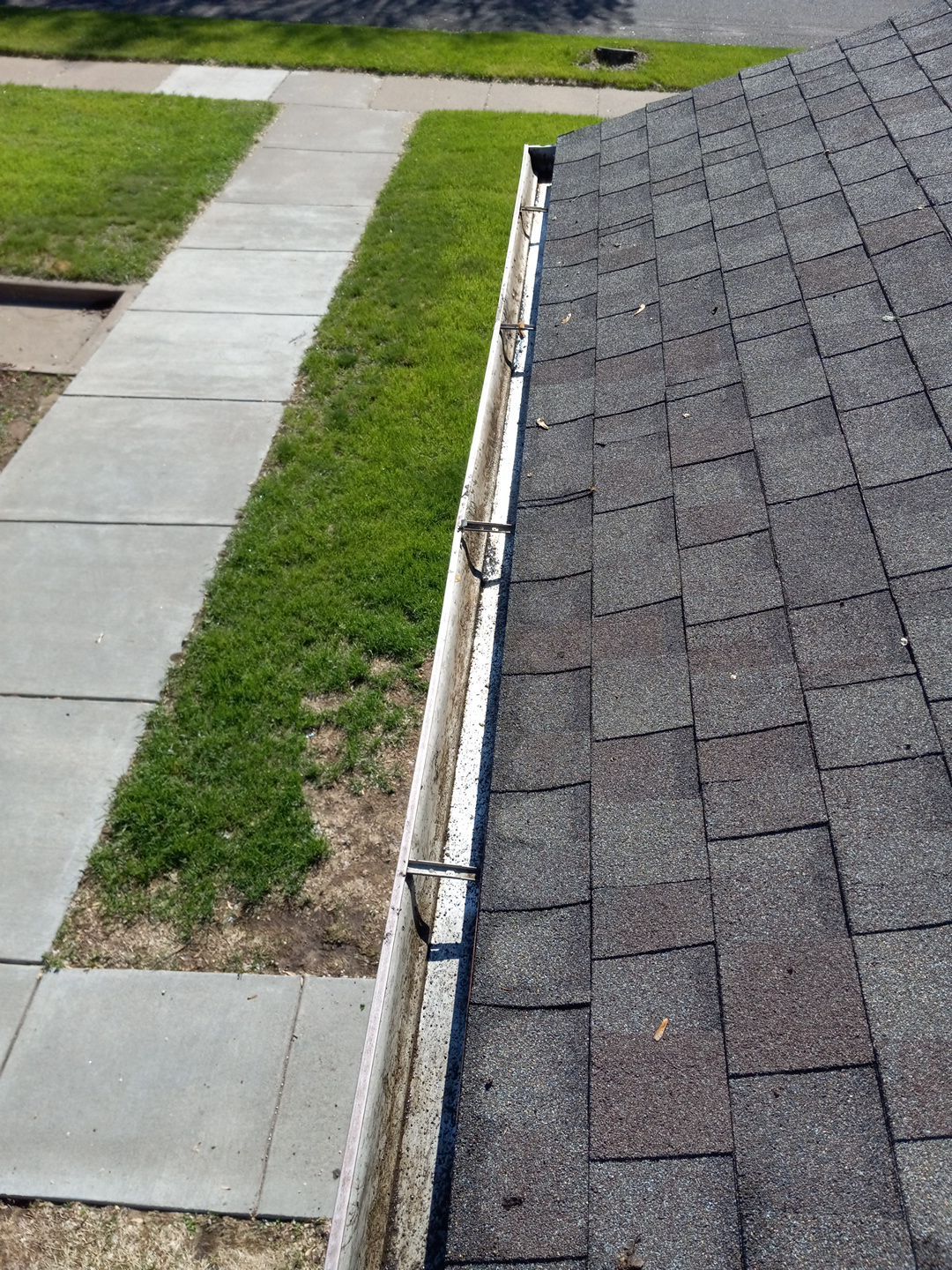 Commercial gutter cleaning Wisconsin after photo with clean gutters