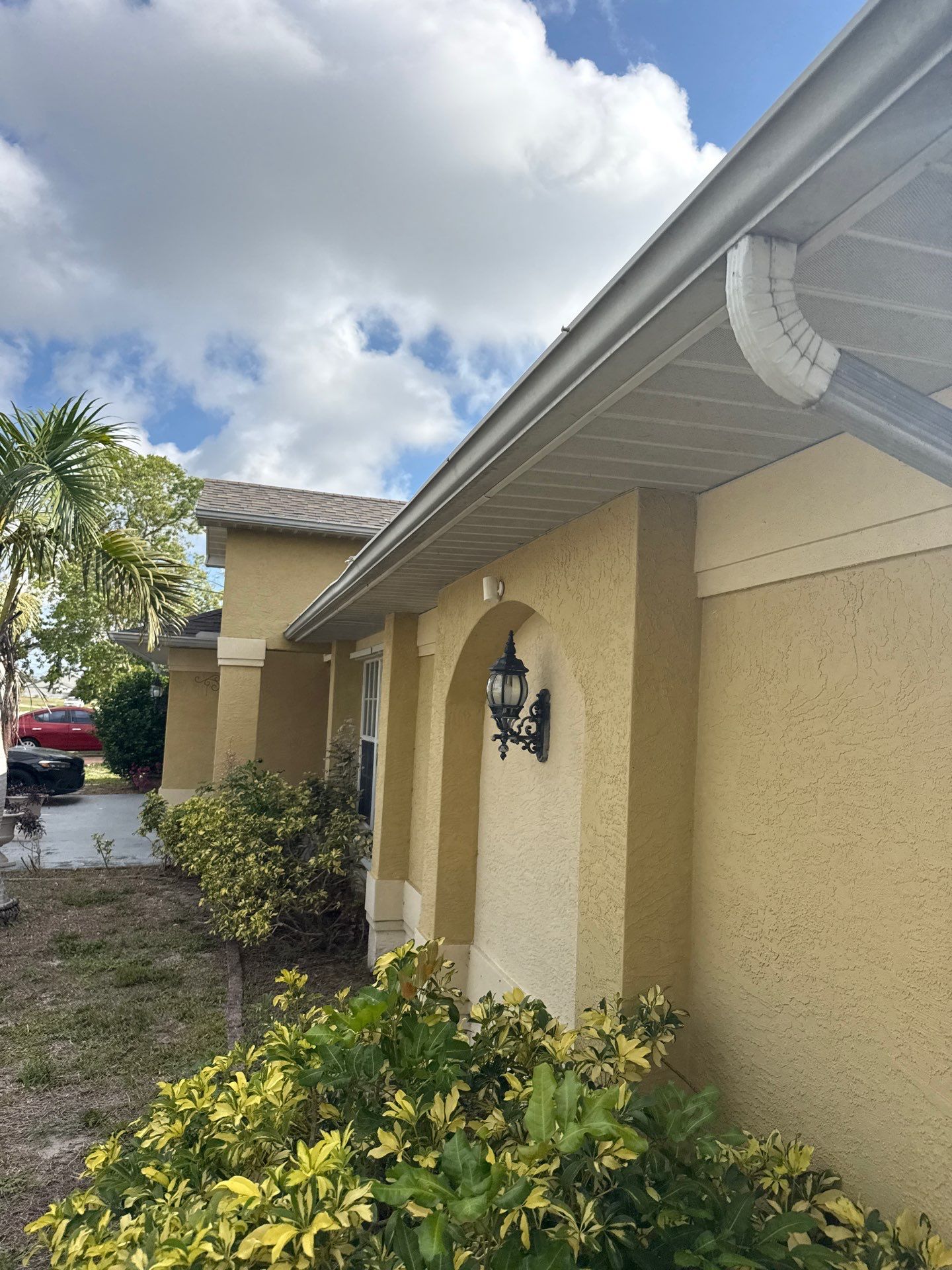 6 Inch Seamless Gutters using White Seamless Gutters in Cape Coral FL by Gutter Professors