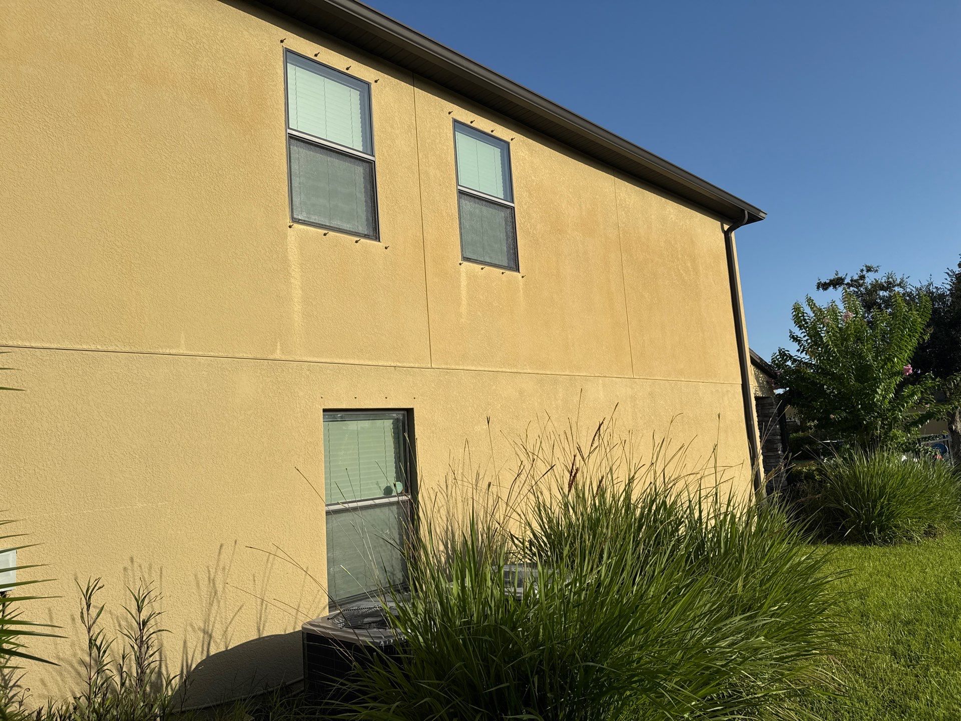 2-Story Stucco House Wash & Tan Vinyl Fence Cleaning | Sheffield Glen Palmetto, FL by Sunshine AquaWash