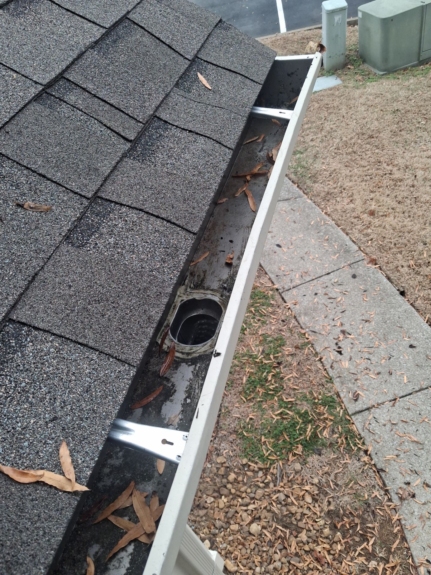 HOA gutter cleaning after photo.