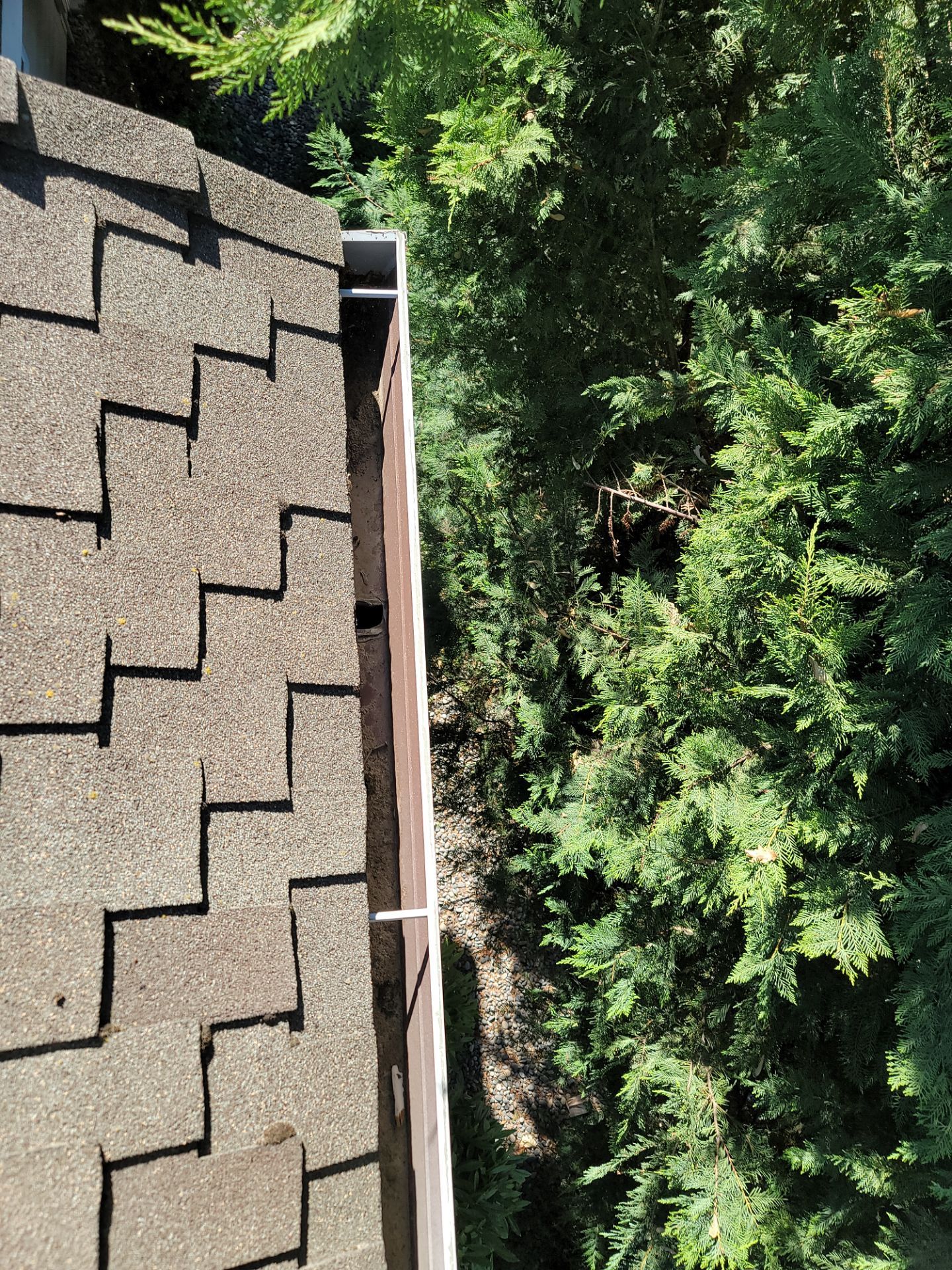Commercial gutter cleaning Yakima & Tri Cities after photo with clean gutters