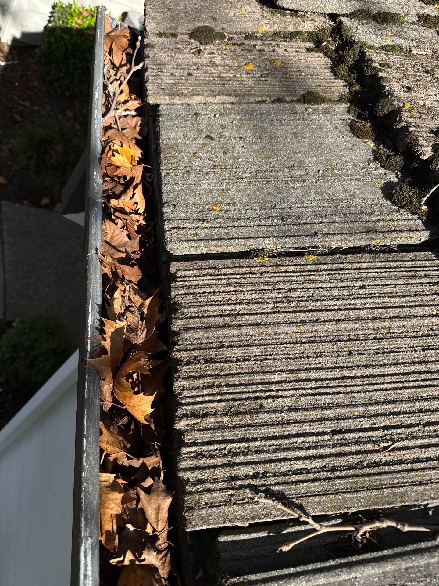 Commercial gutter cleaning Georgia before photo with filled gutters