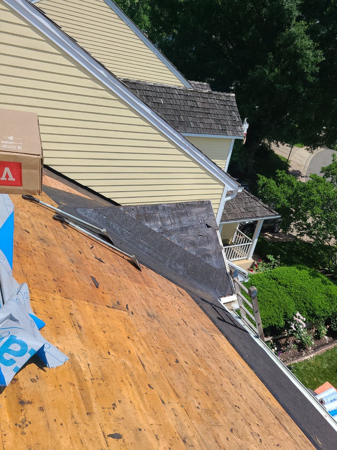 Arlington: CertainTeed Grand Manor Designer Shingles in Weathered Wood by RM Banning, Inc.