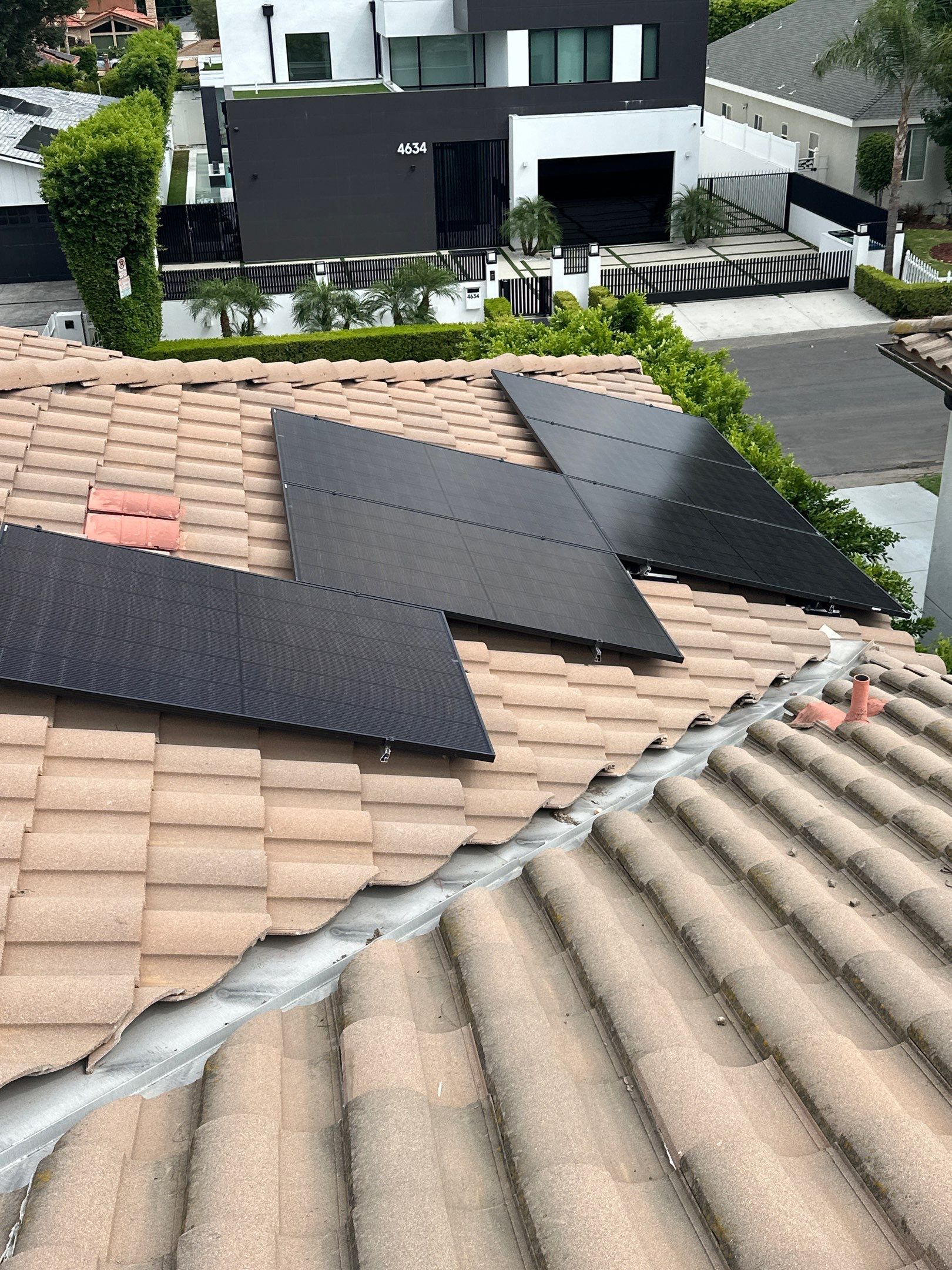 Seventeen Panel Solar Energy System in Los Angeles by AWS Solar