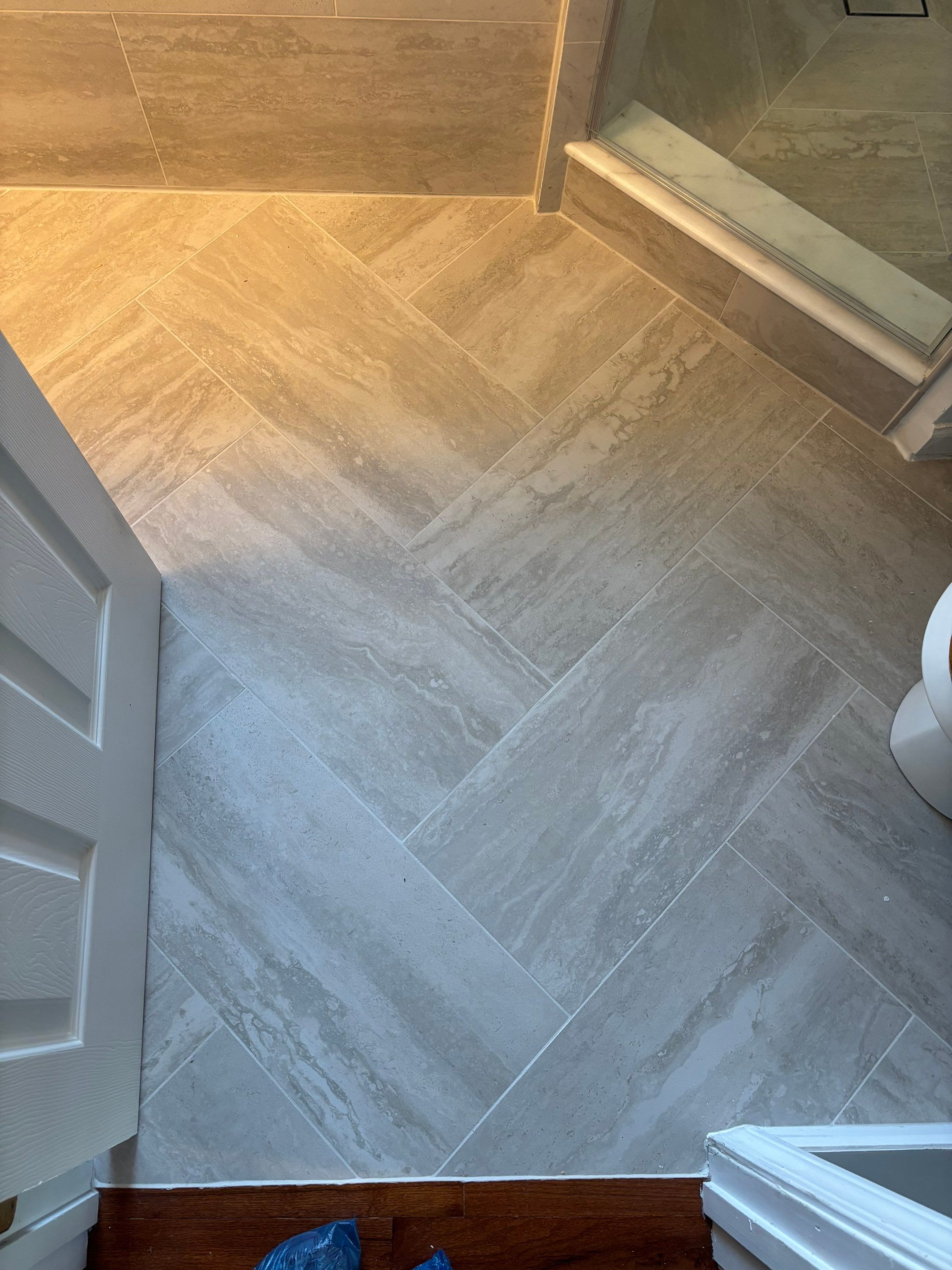 Two bathrooms renovation (hallway and master bathroom) by Prudencio