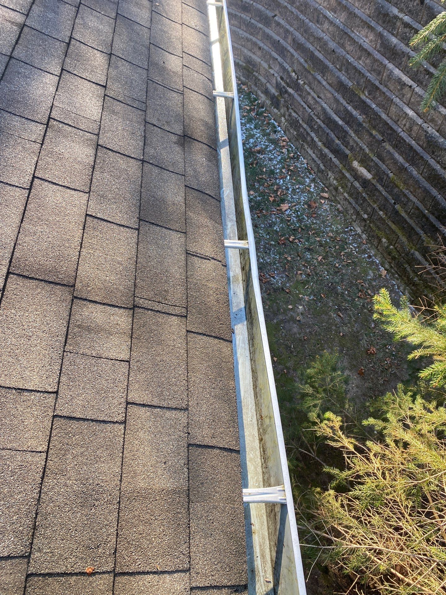 Commercial gutter cleaning Allentown & Bethlehem after photo with clean gutters