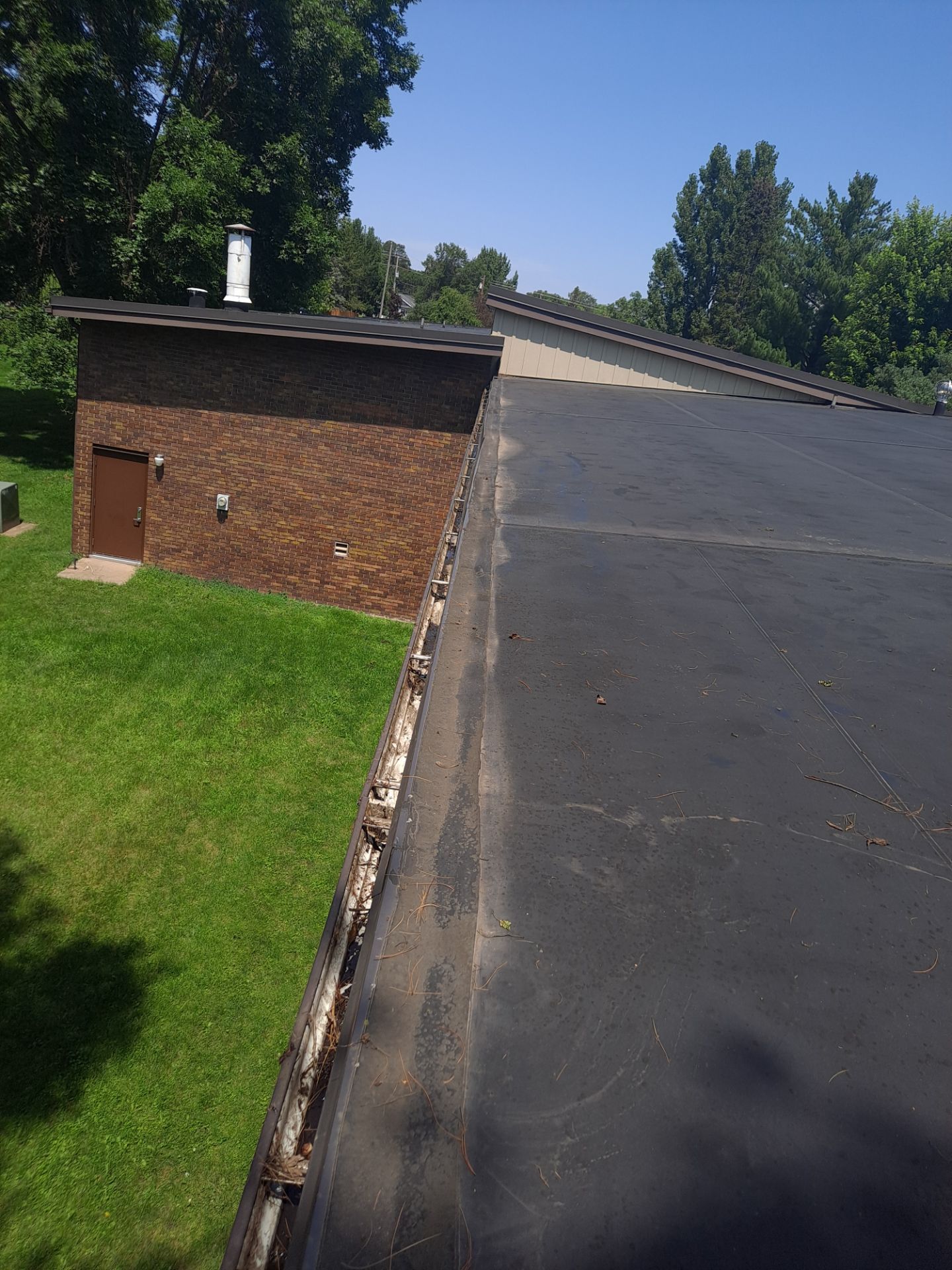 Commercial gutter cleaning Minnesota after photo with clean gutters