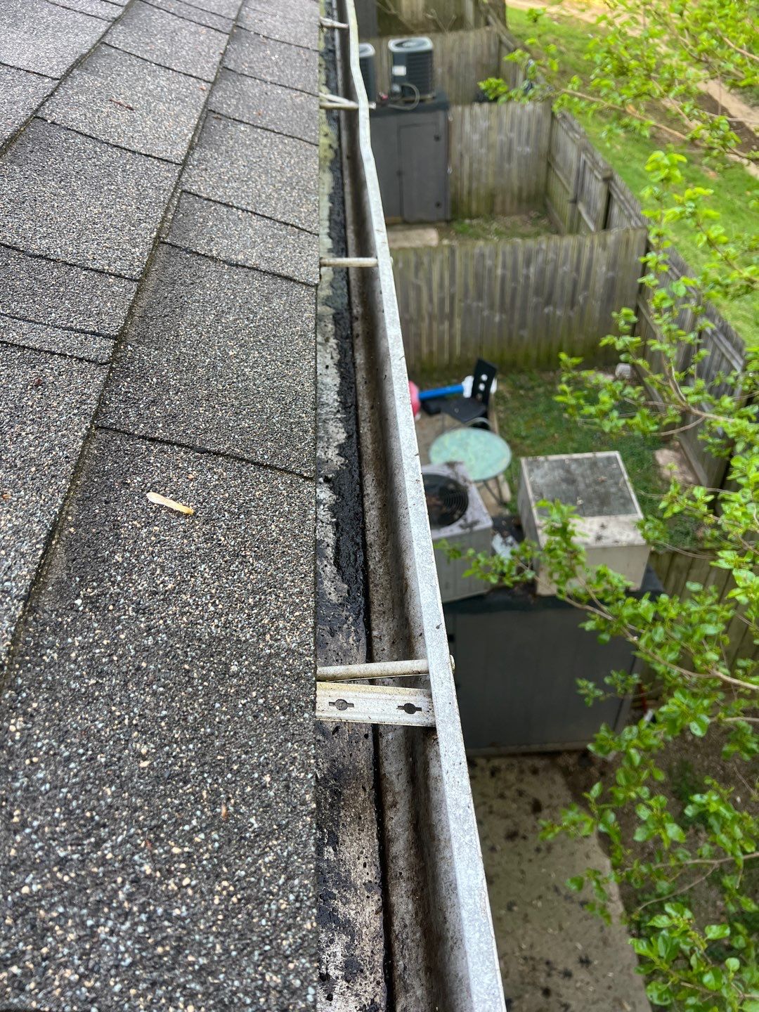 Commercial gutter cleaning Louisville after photo with clean gutters
