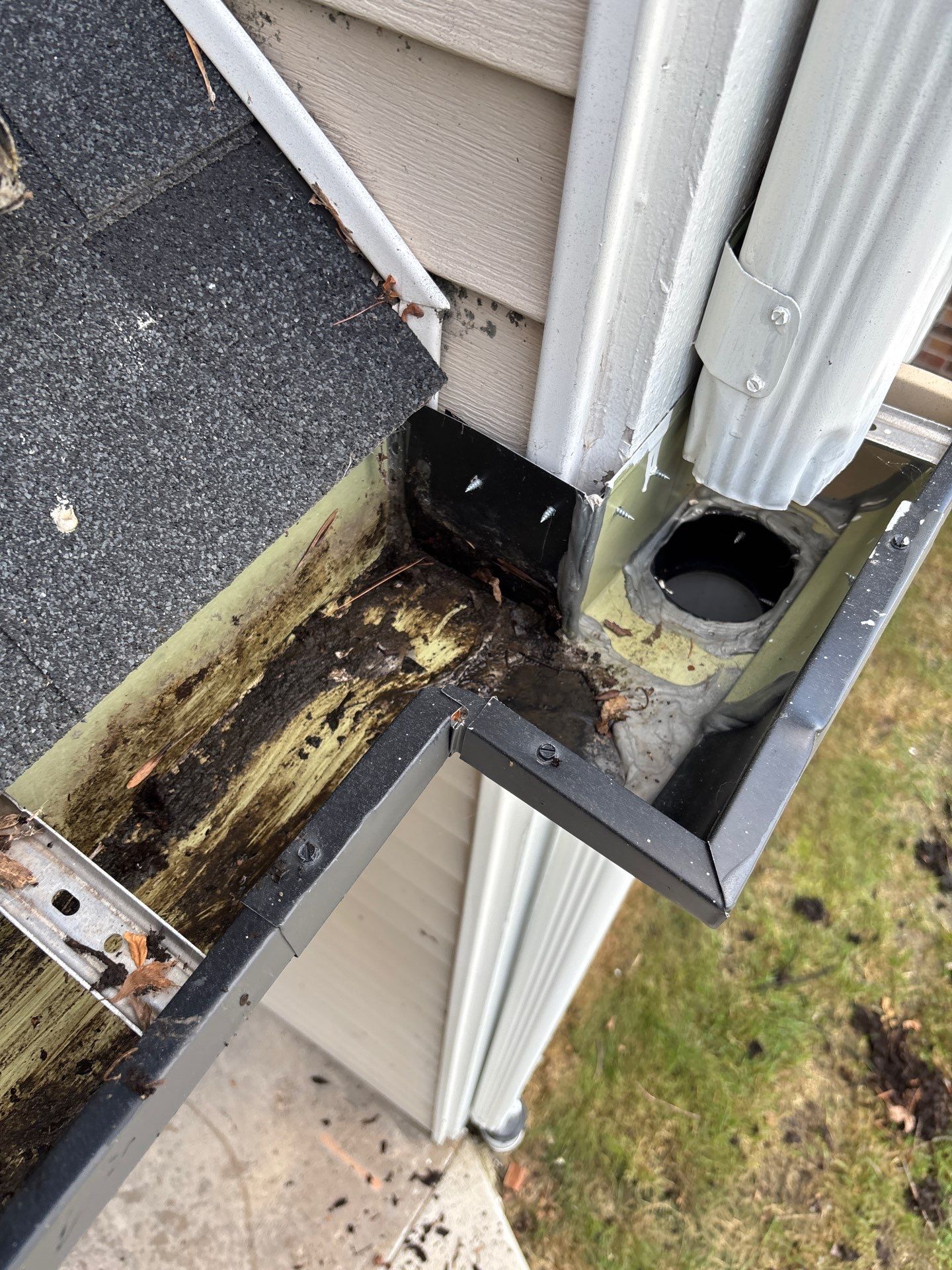 Commercial gutter cleaning Cedar Rapids after photo with clean gutters