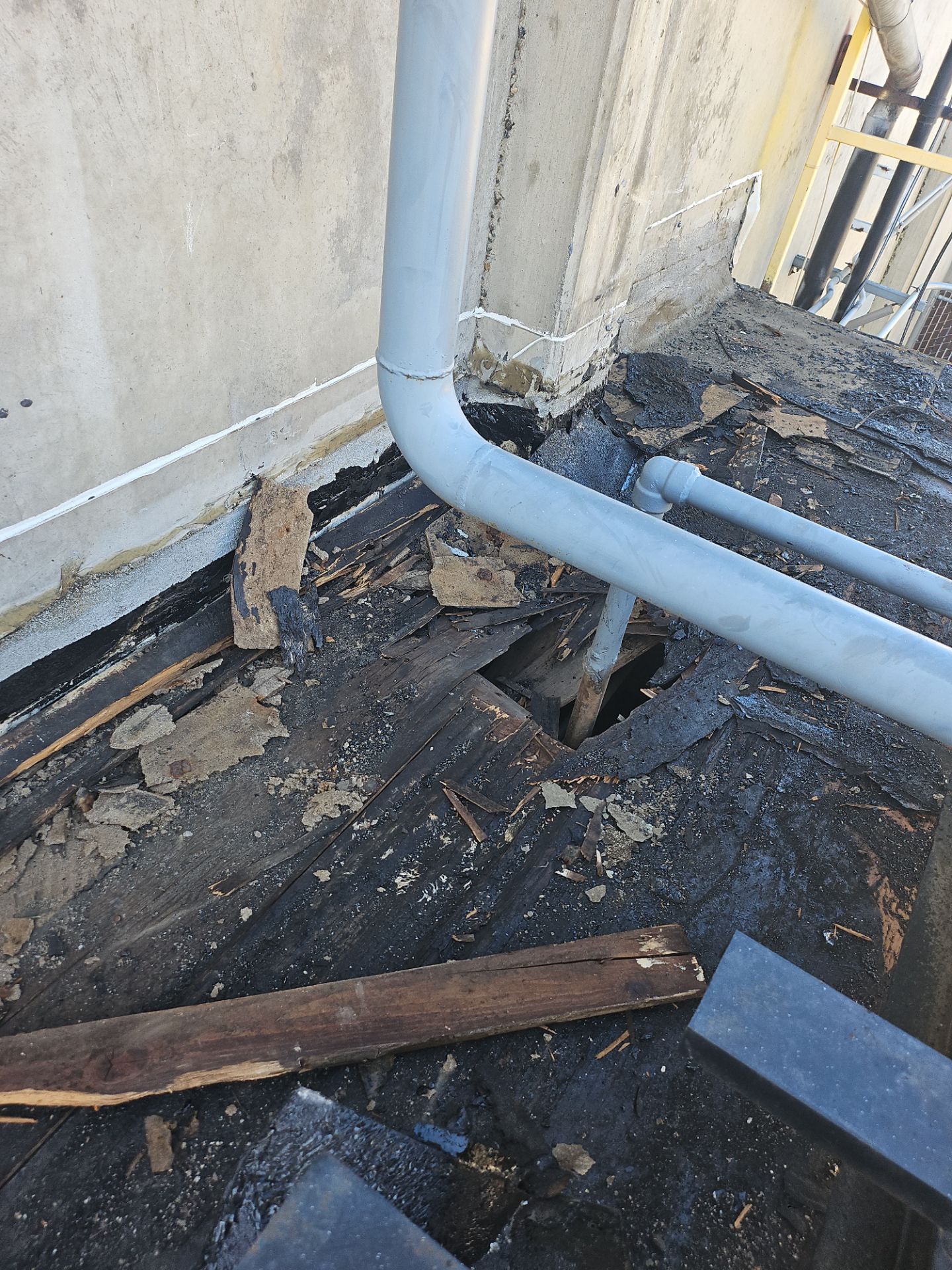 TPO single-ply roofing system using GAF Single-ply TPO 60 mil with 1.5 inch ISO board insulation by Straight Edge Roofing Inc